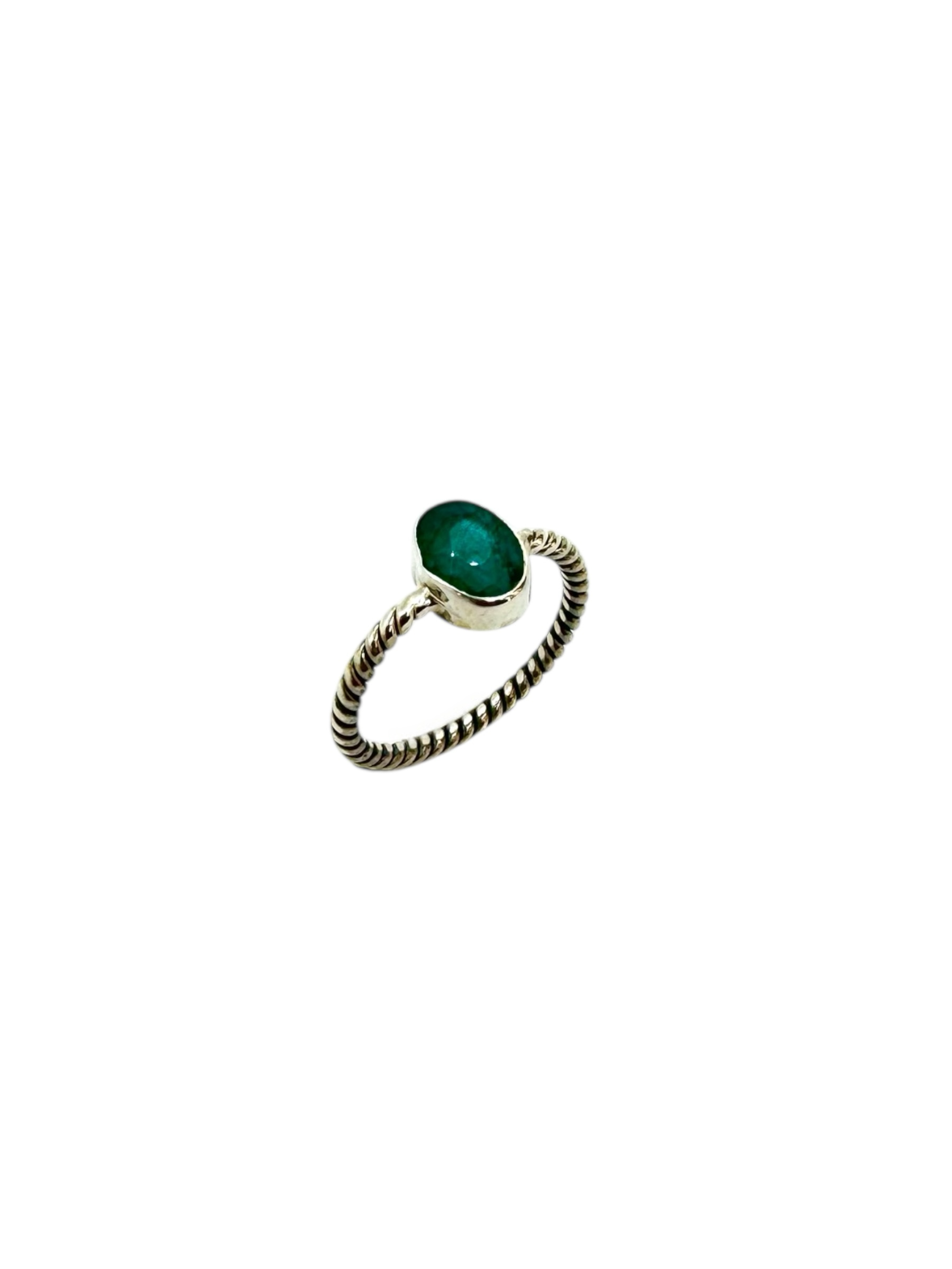 Esmeralda oval facetada e prata de lei trabalhada
