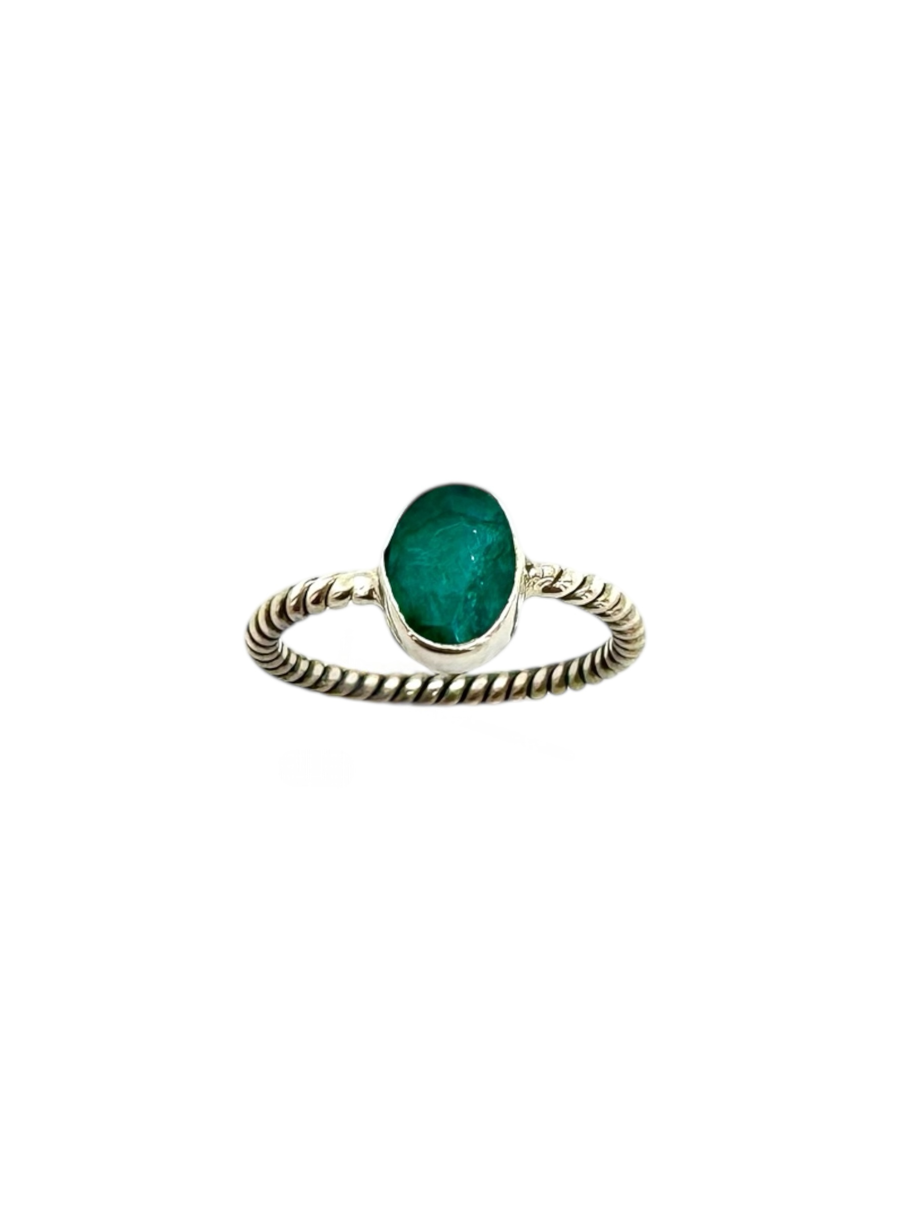 Esmeralda oval facetada e prata de lei trabalhada