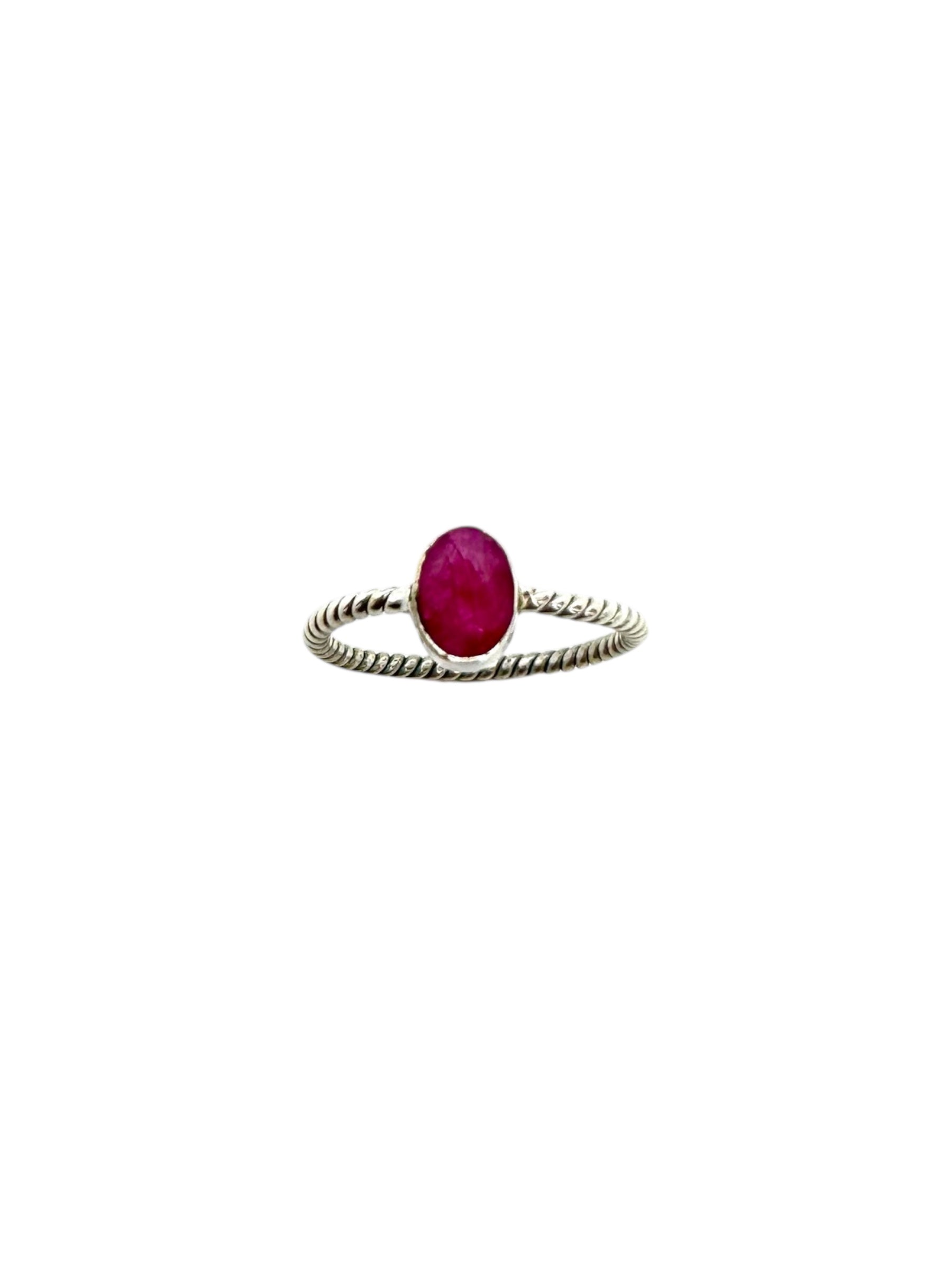 Rubi oval facetado e prata de lei trabalhada