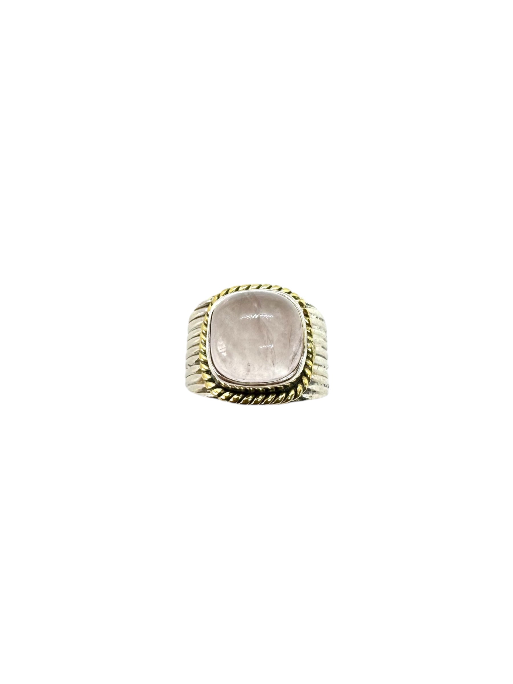 Cabochão quadrado de quartzo rosa e detalhes em latão