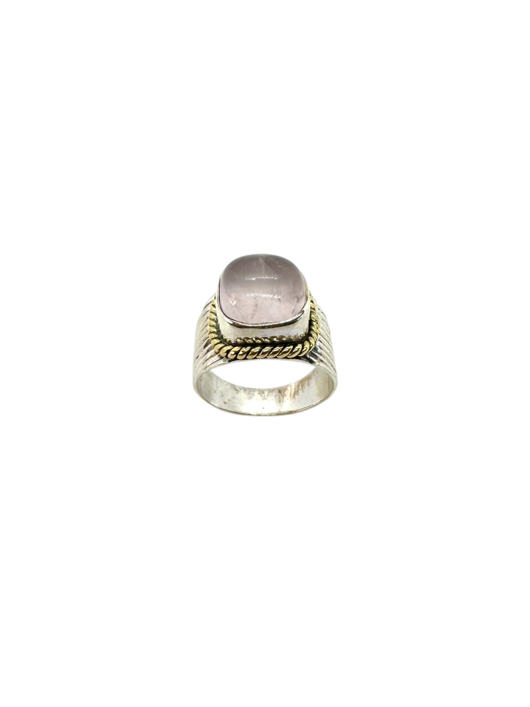 Cabochão quadrado de quartzo rosa e detalhes em latão