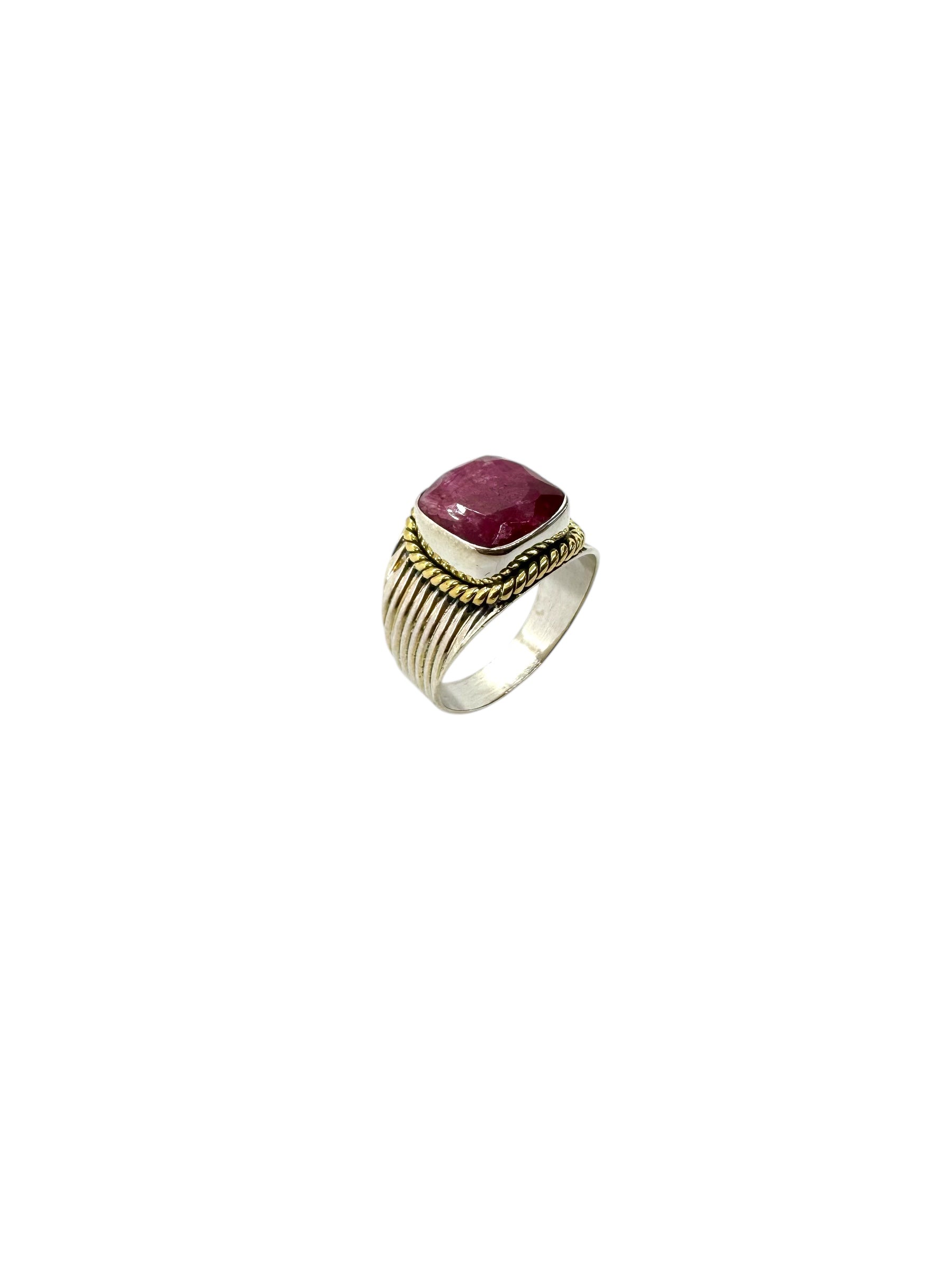 Cabochão quadrado rubi e detalhes em latão