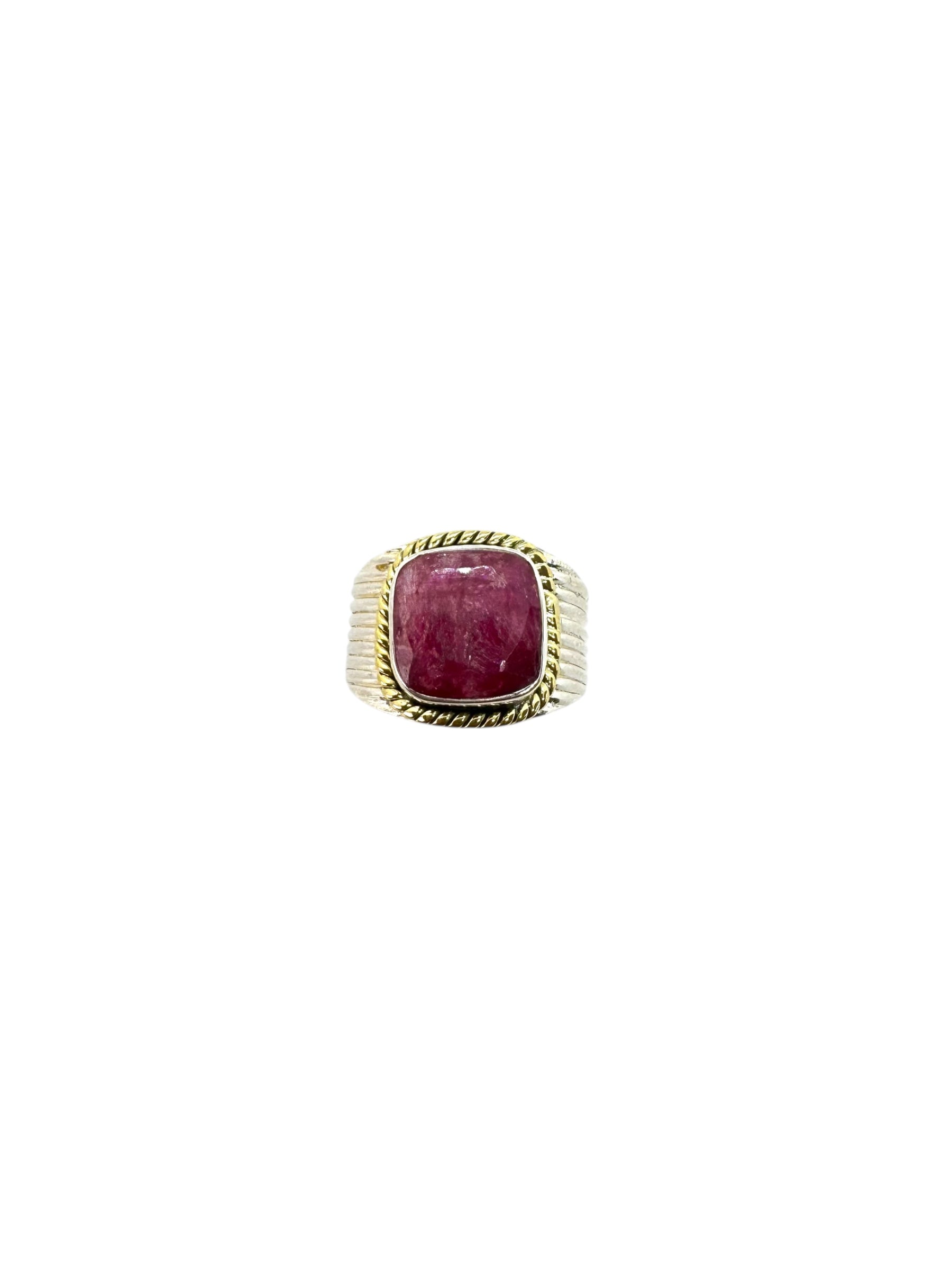 Cabochão quadrado rubi e detalhes em latão
