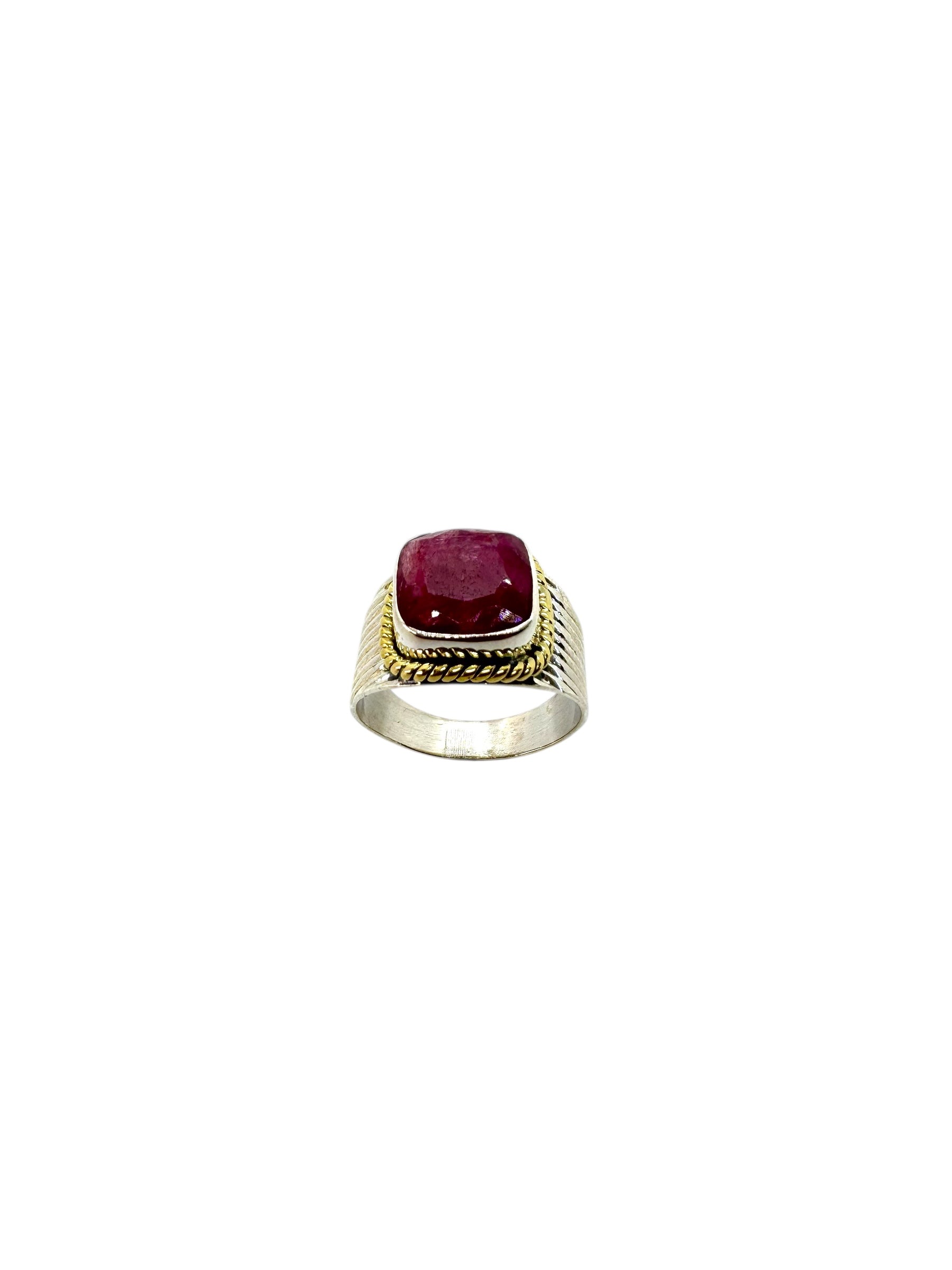 Cabochão quadrado rubi e detalhes em latão