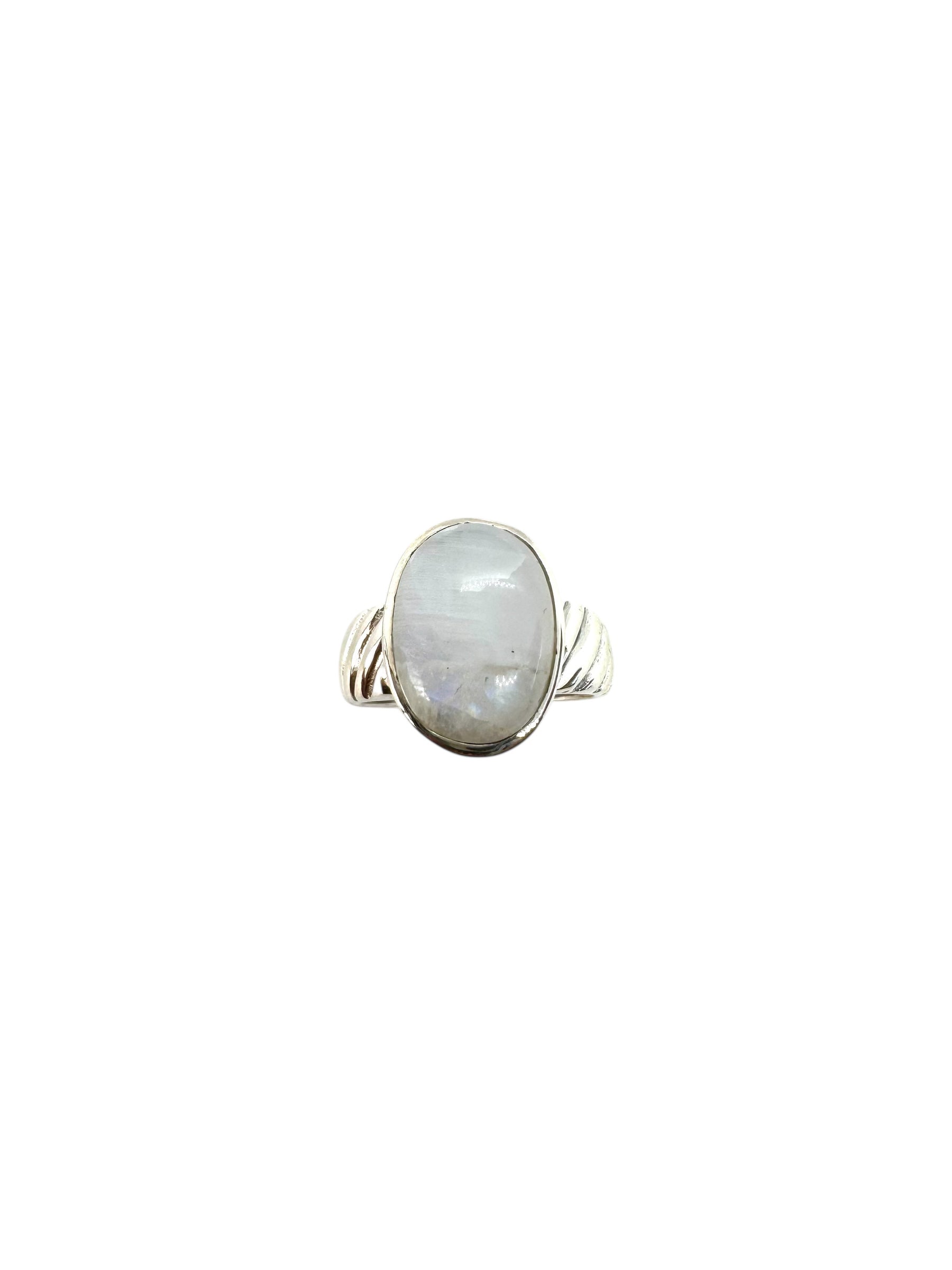 Anel oval de pedra da lua cabochão e prata de lei