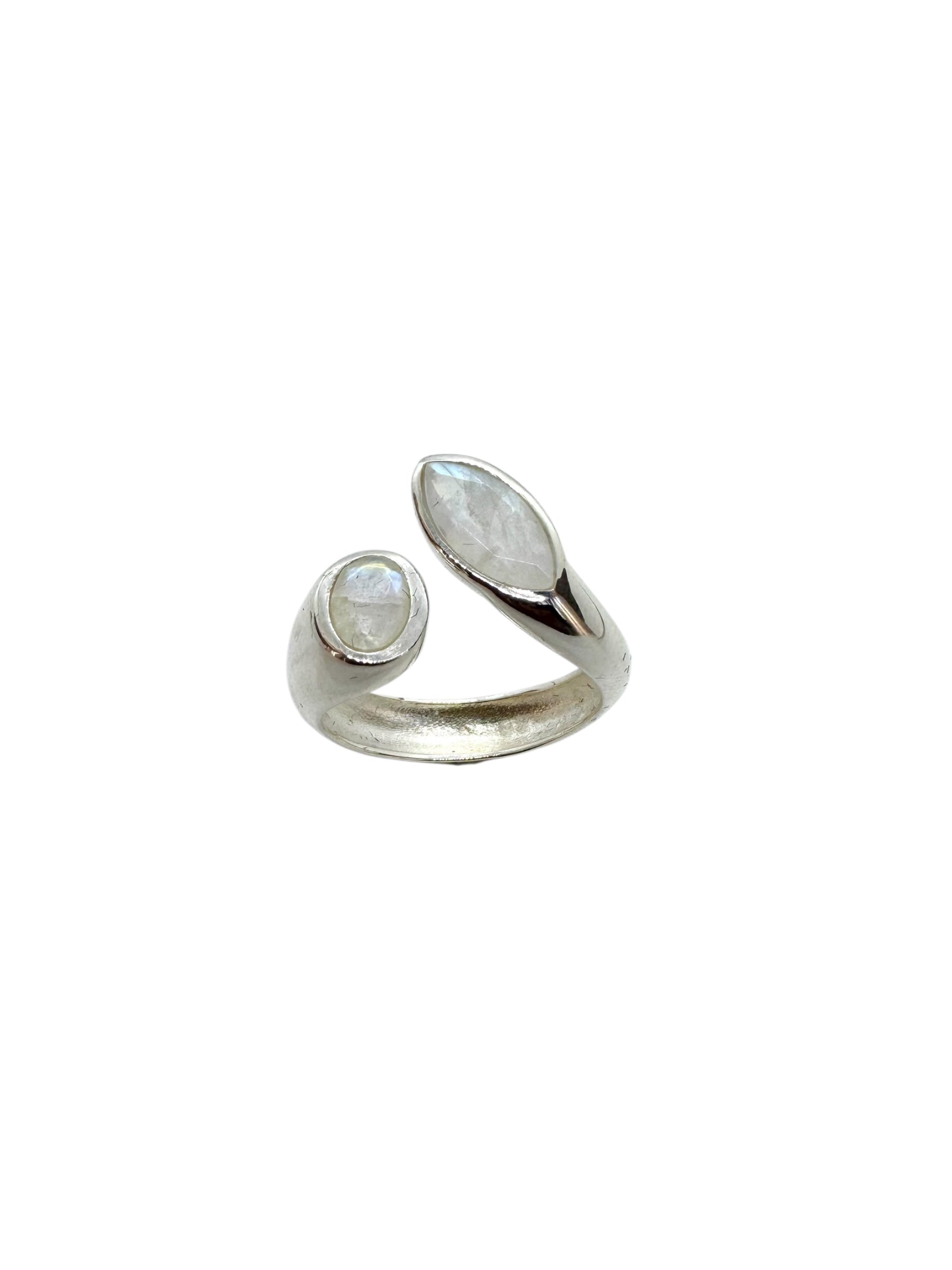 Gema facetada oval e marquise em prata de lei