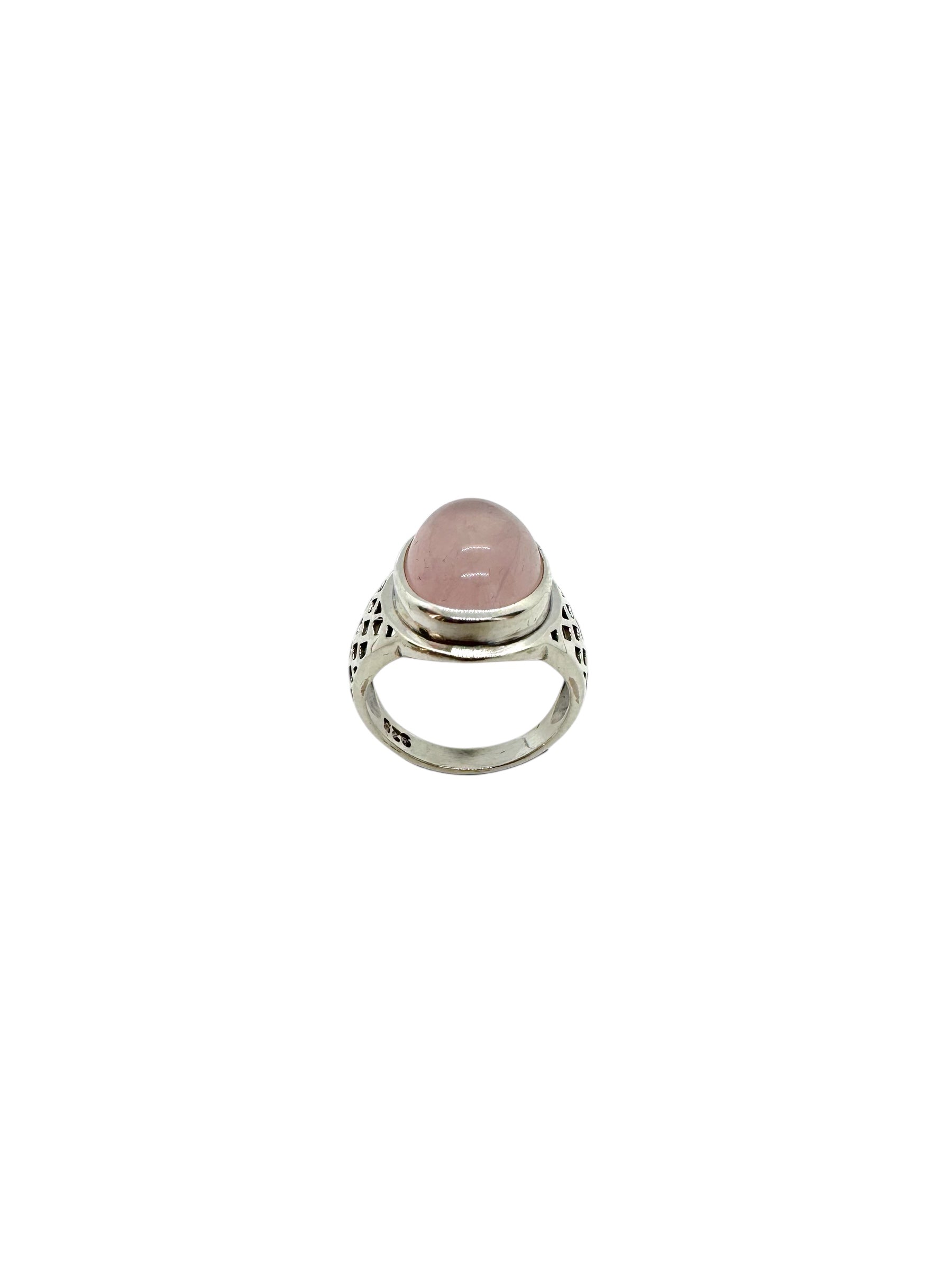 Anel oval de quartzo rosa cabochão e prata de lei
