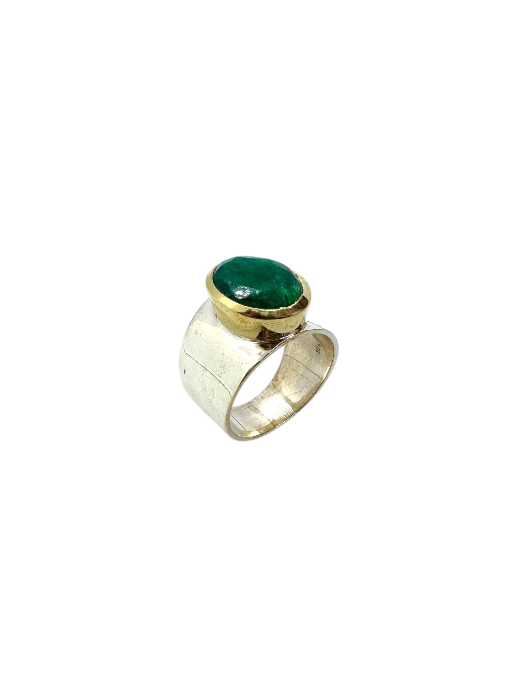 Cabochão oval esmeralda e detalhes em latão