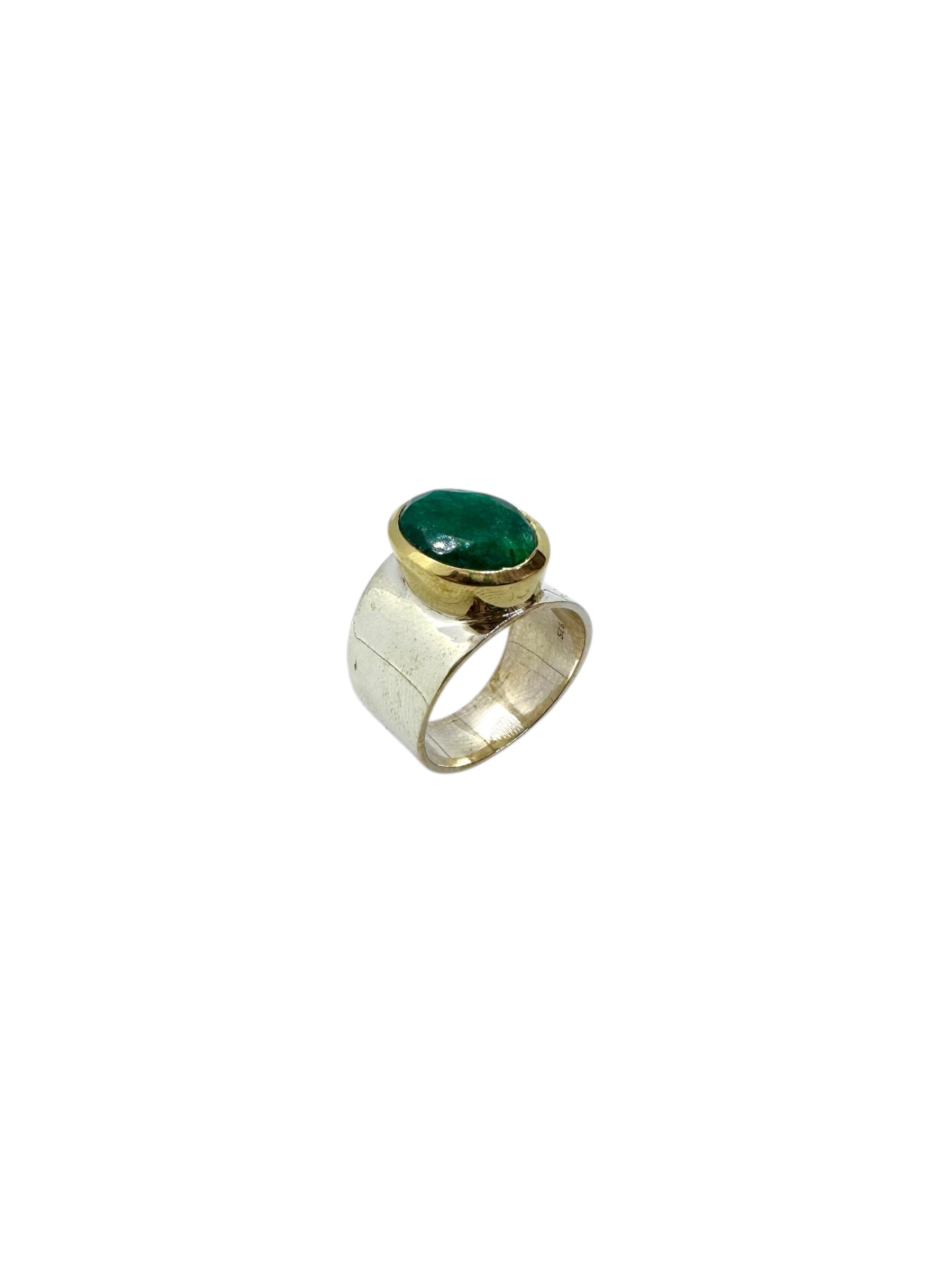 Cabochão oval esmeralda e detalhes em latão