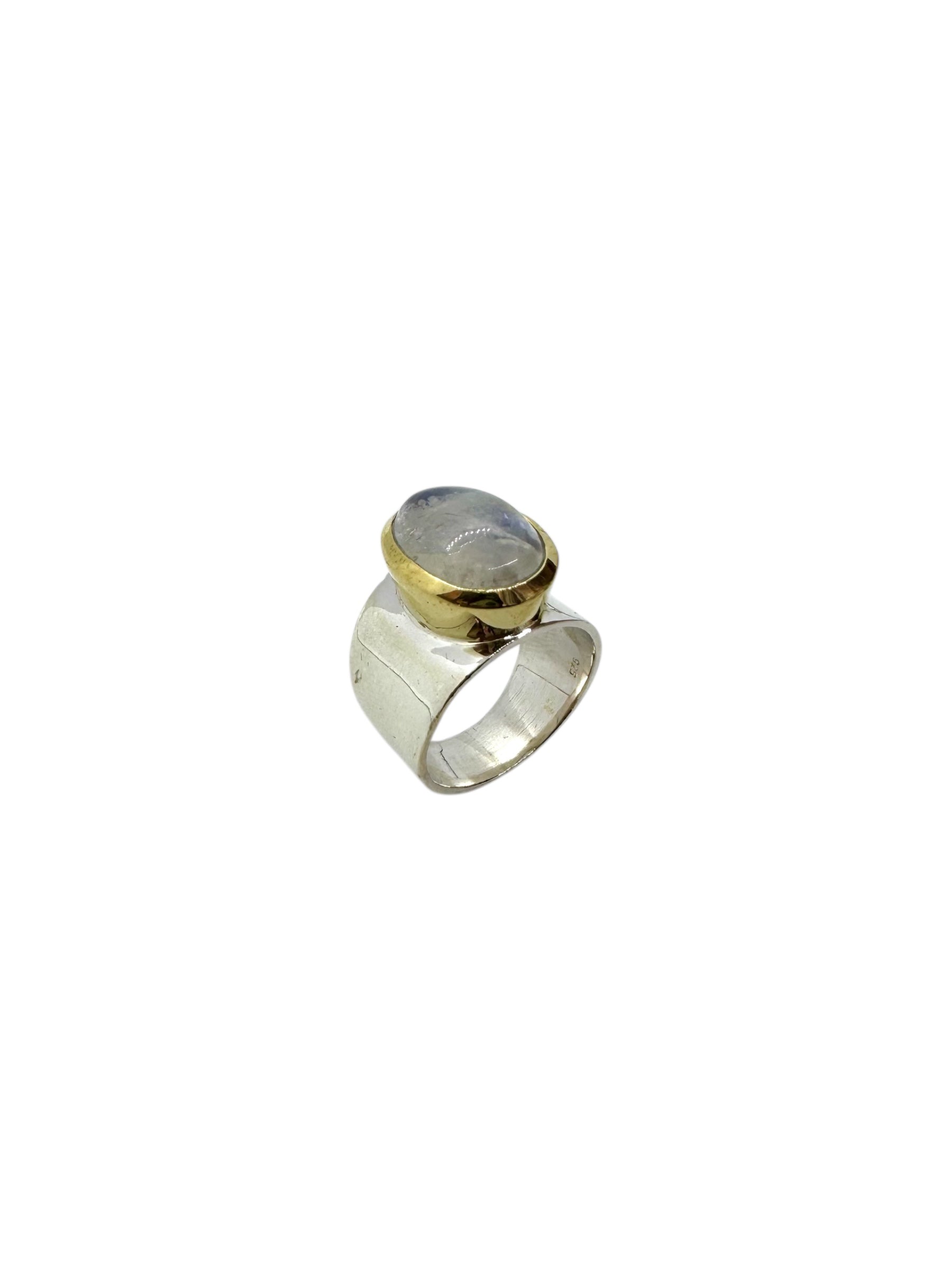 Cabochão oval em pedra lunar e detalhes em latão