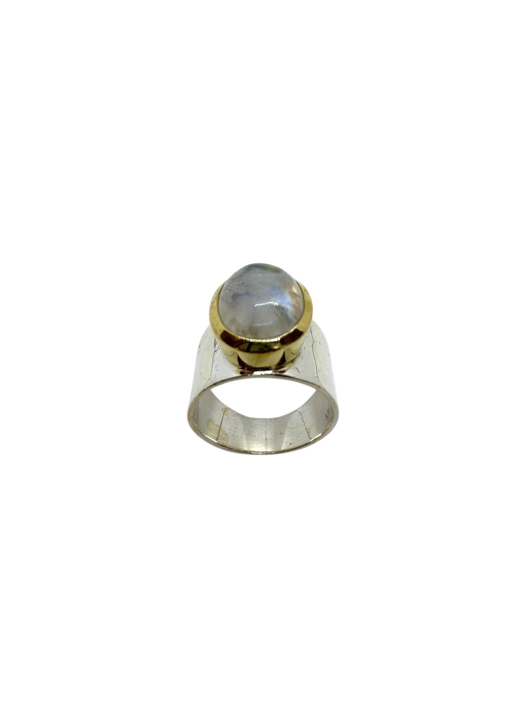 Cabochão oval em pedra lunar e detalhes em latão