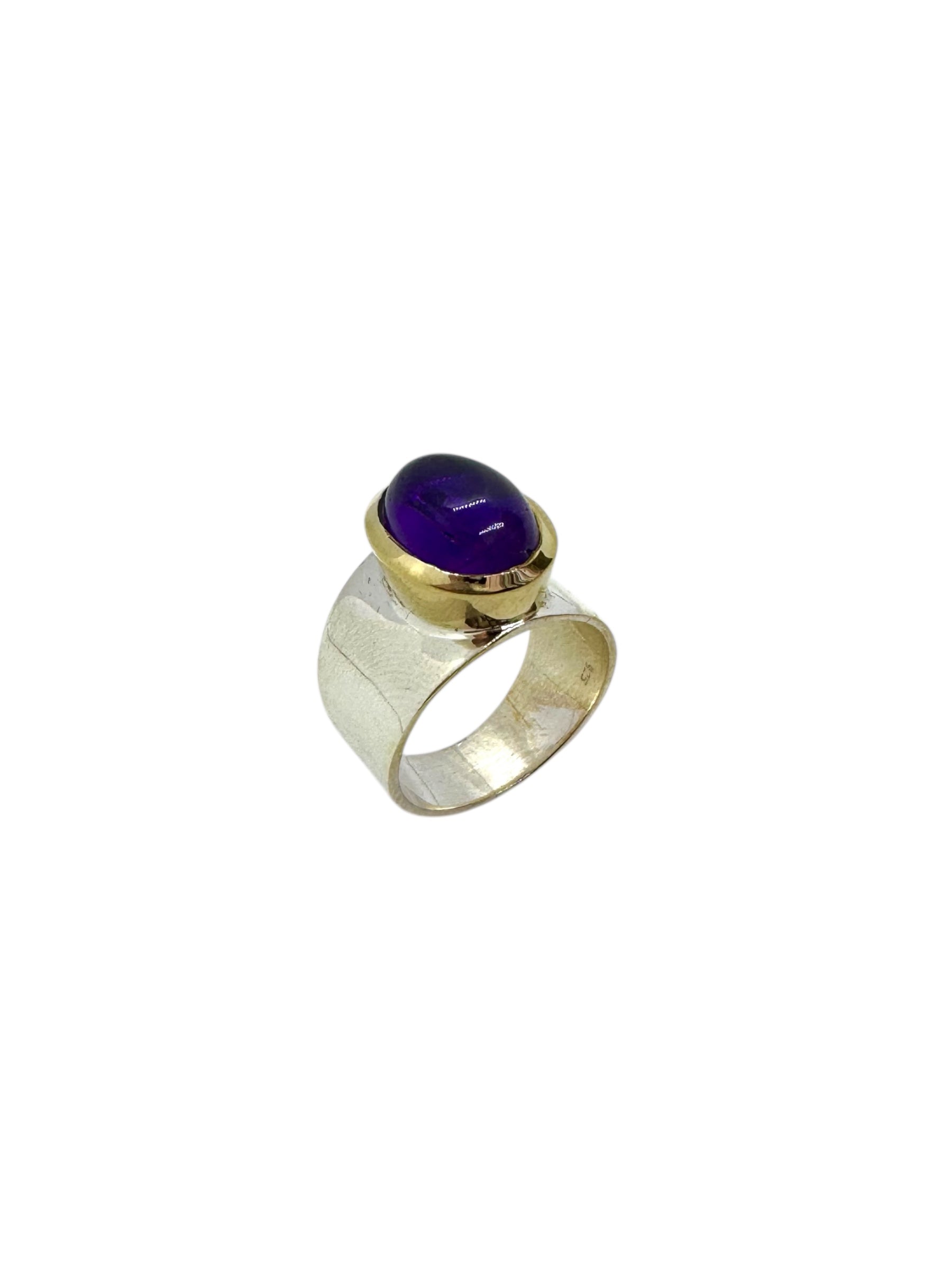 Cabochão oval em ametista e detalhes em latão