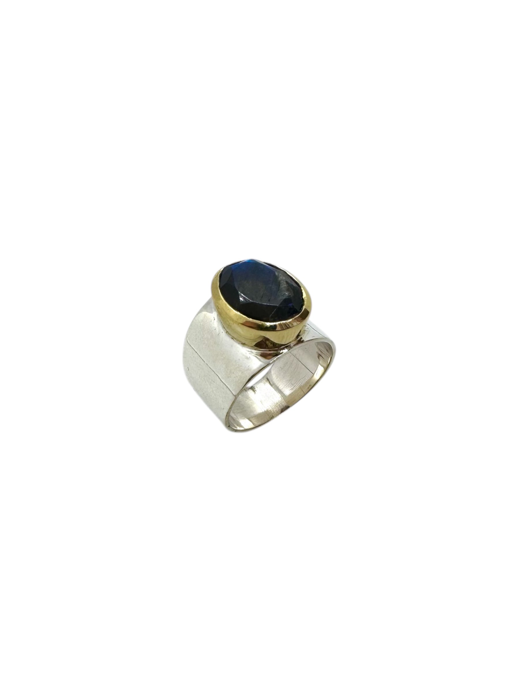 Labradorite oval facetada e detalhes em latão