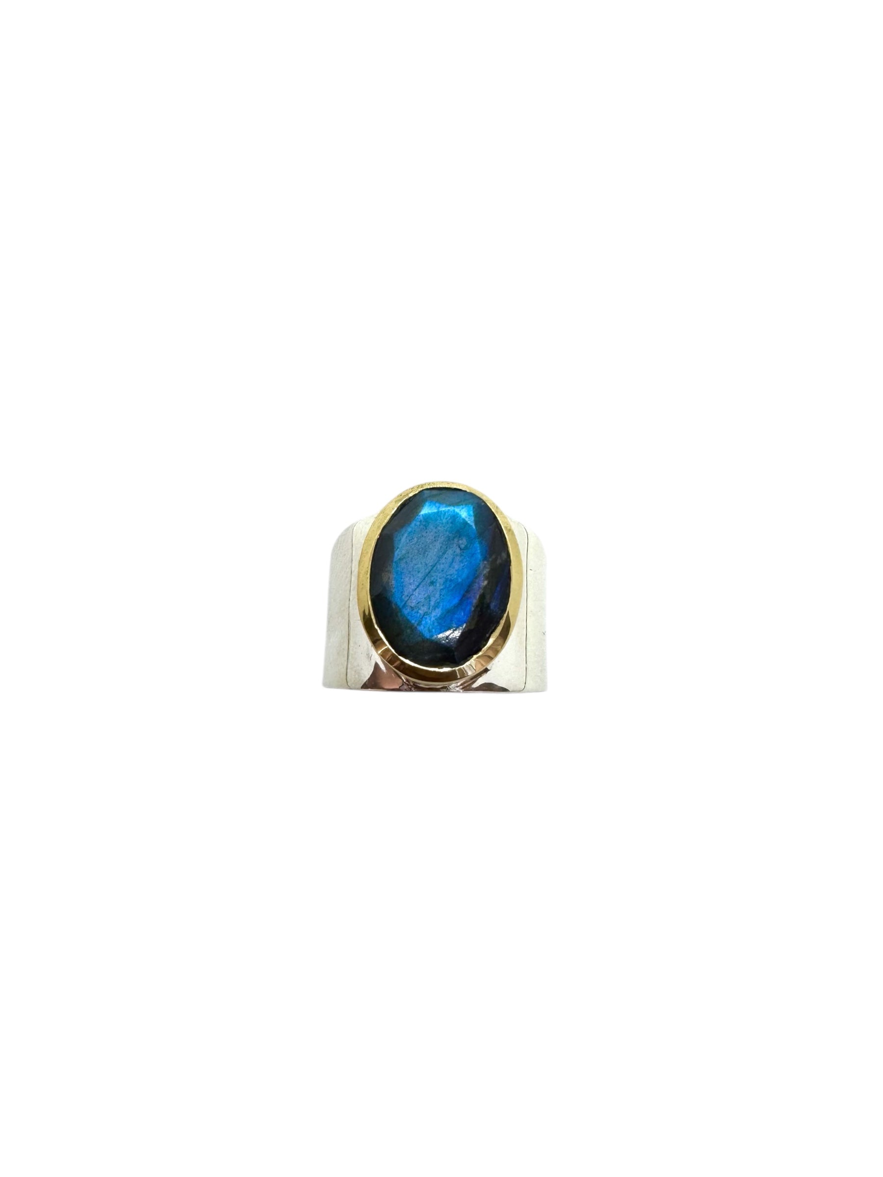 Labradorite oval facetada e detalhes em latão