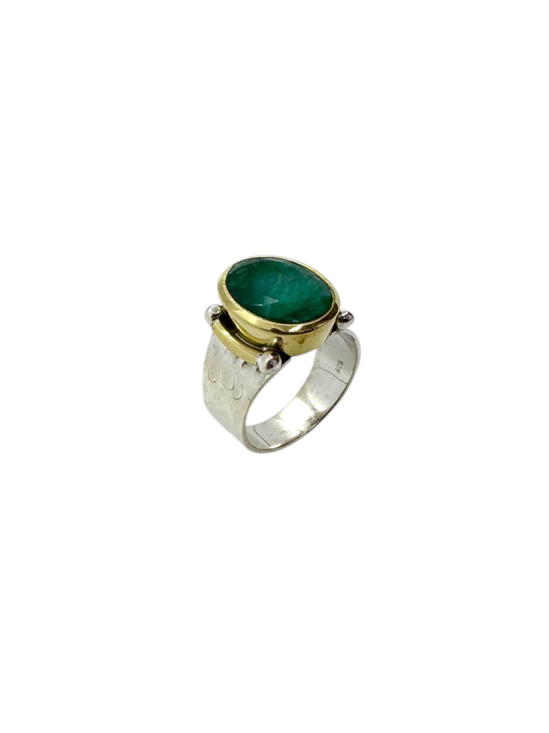 Esmeralda oval facetada e detalhes em latão