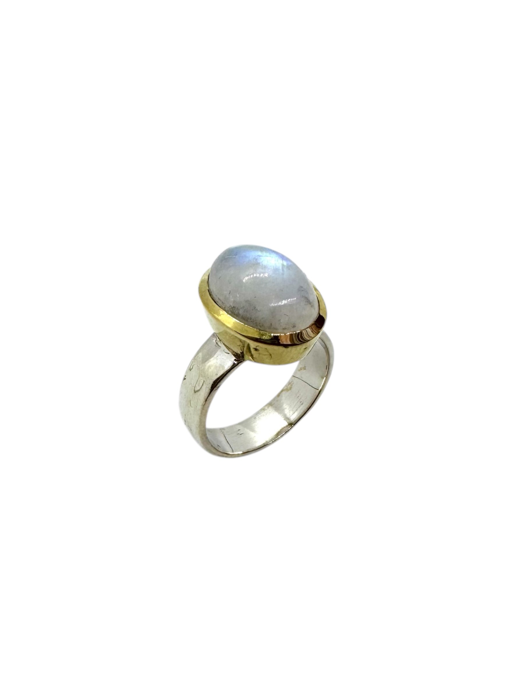 Cabochão oval em pedra lunar e detalhes em latão