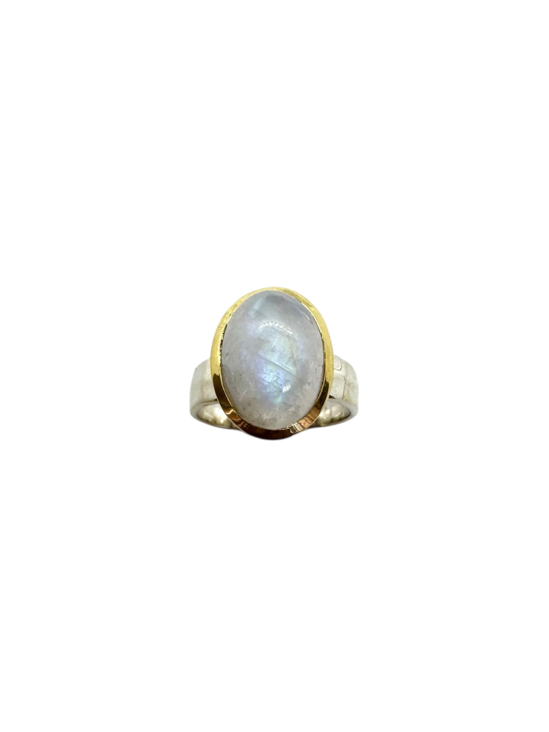 Cabochão oval em pedra lunar e detalhes em latão