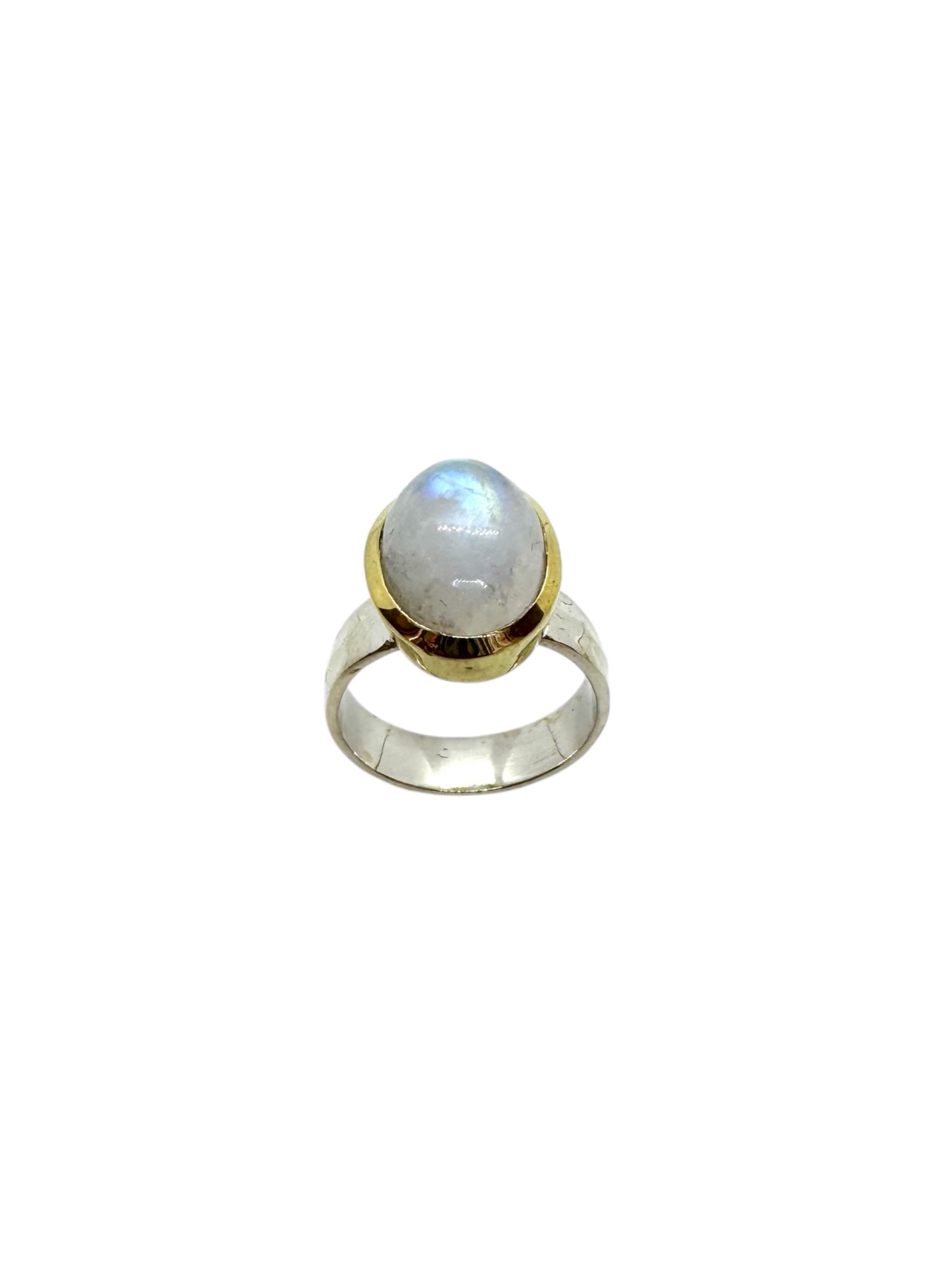 Cabochão oval em pedra lunar e detalhes em latão