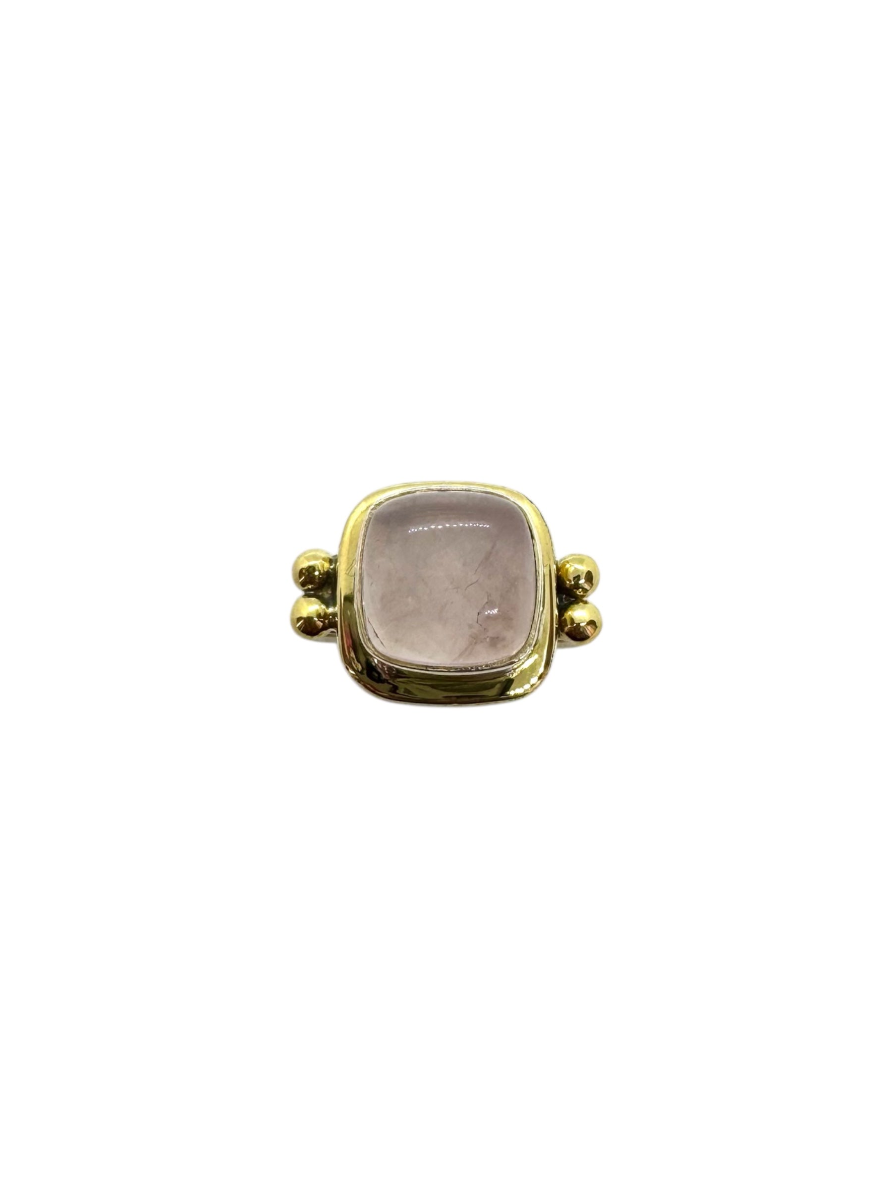 Cabochão quadrado de quartzo rosa e detalhes em latão
