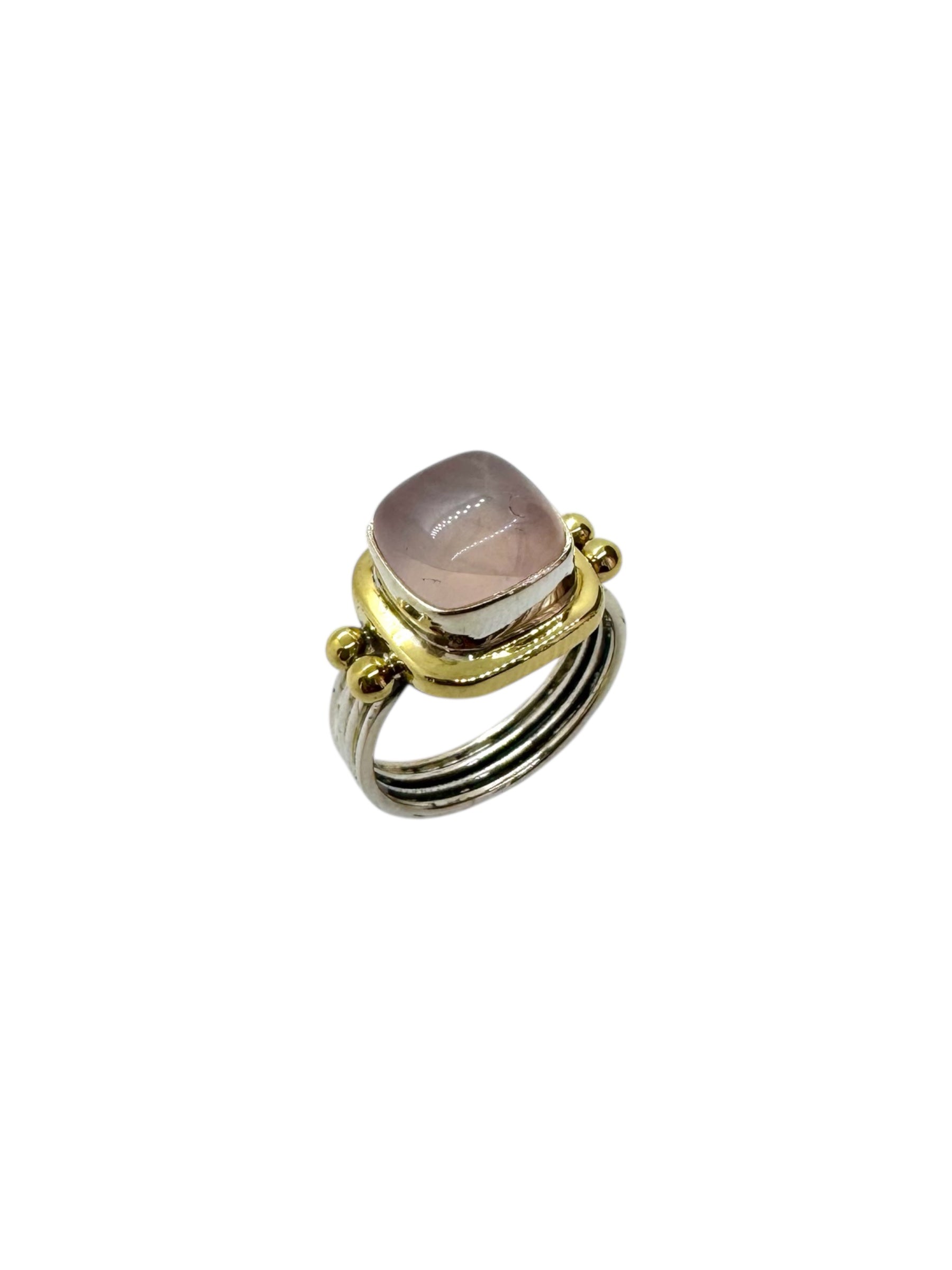 Cabochão quadrado de quartzo rosa e detalhes em latão