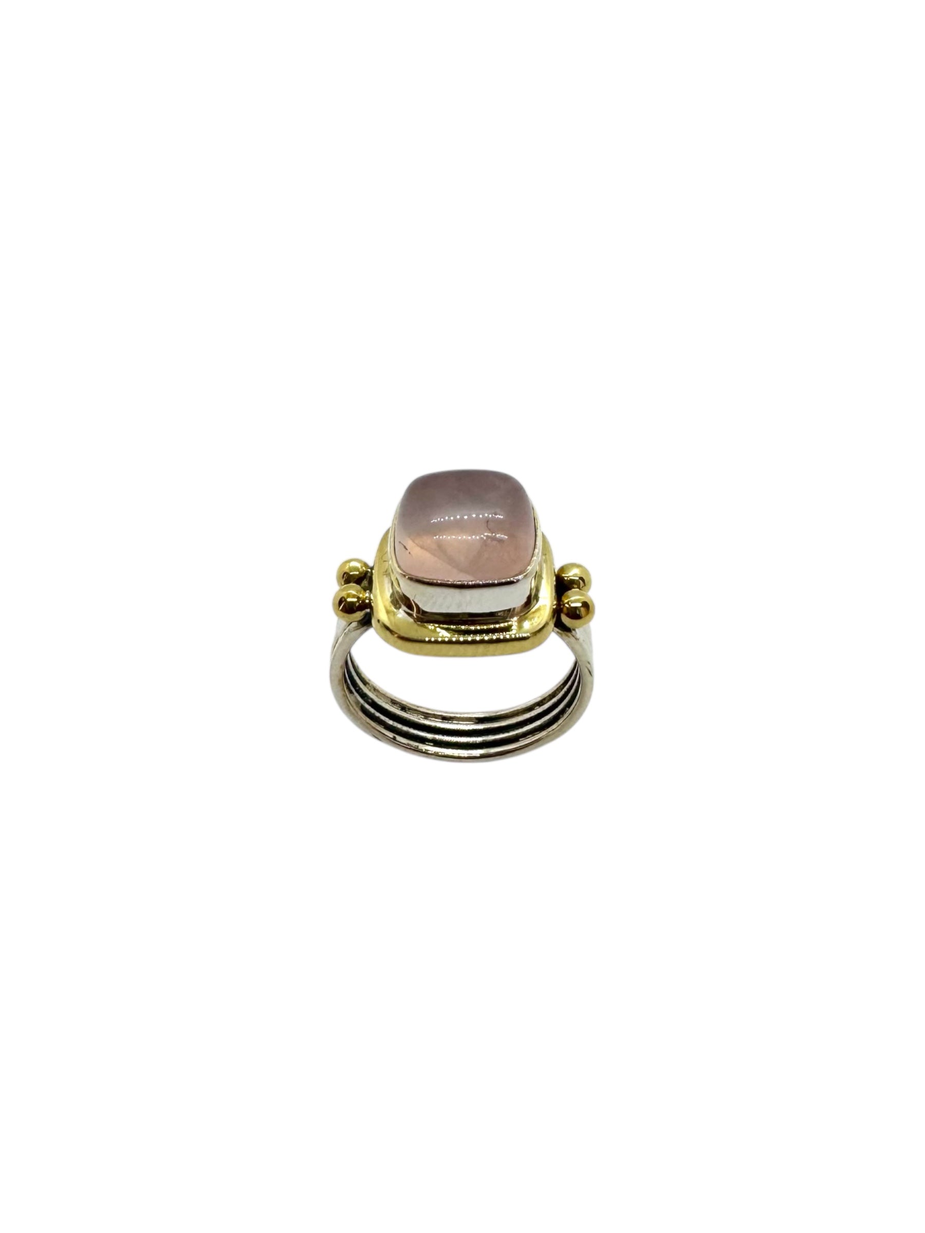 Cabochão quadrado de quartzo rosa e detalhes em latão