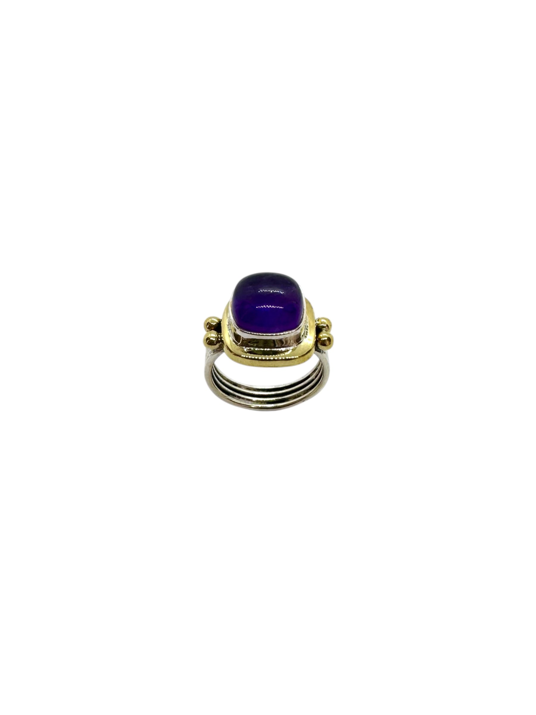 Cabochão quadrado em ametista e detalhes em latão