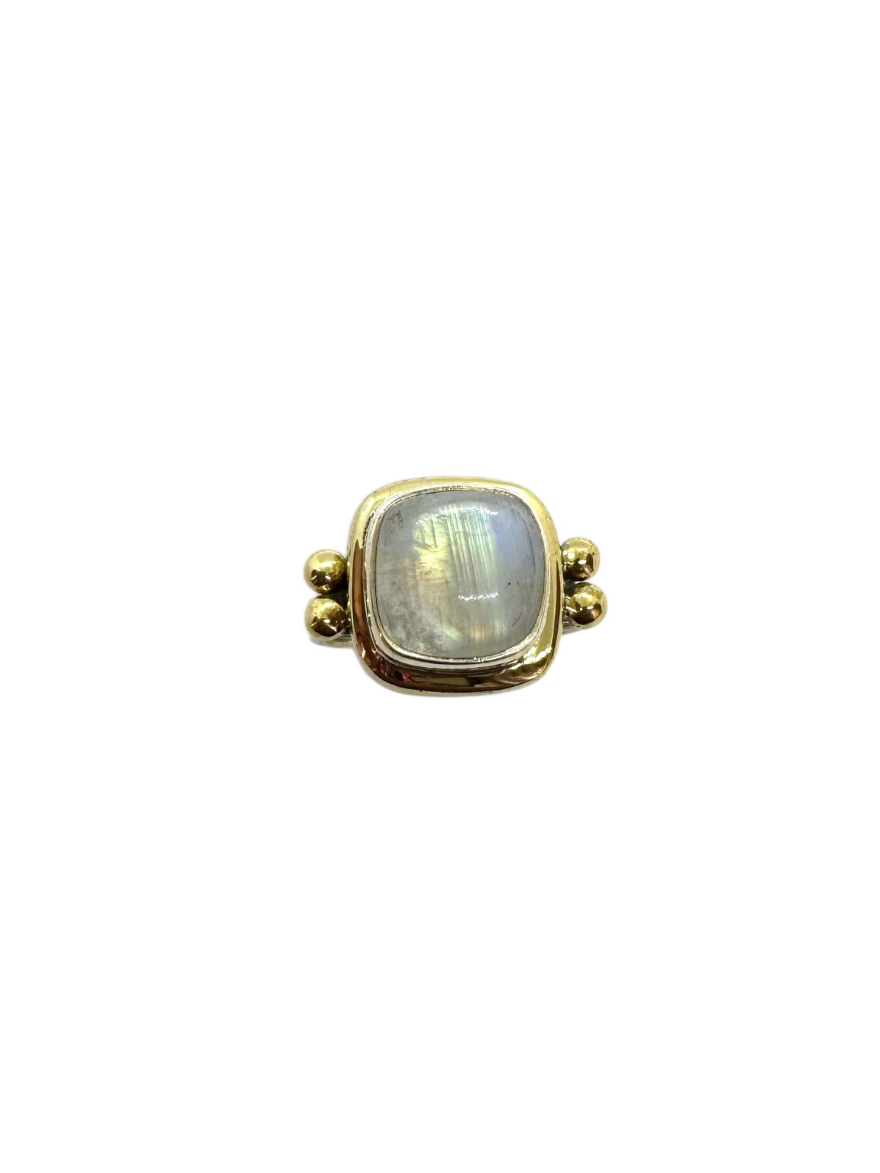 Cabochão quadrado de pedra lunar e detalhes em latão
