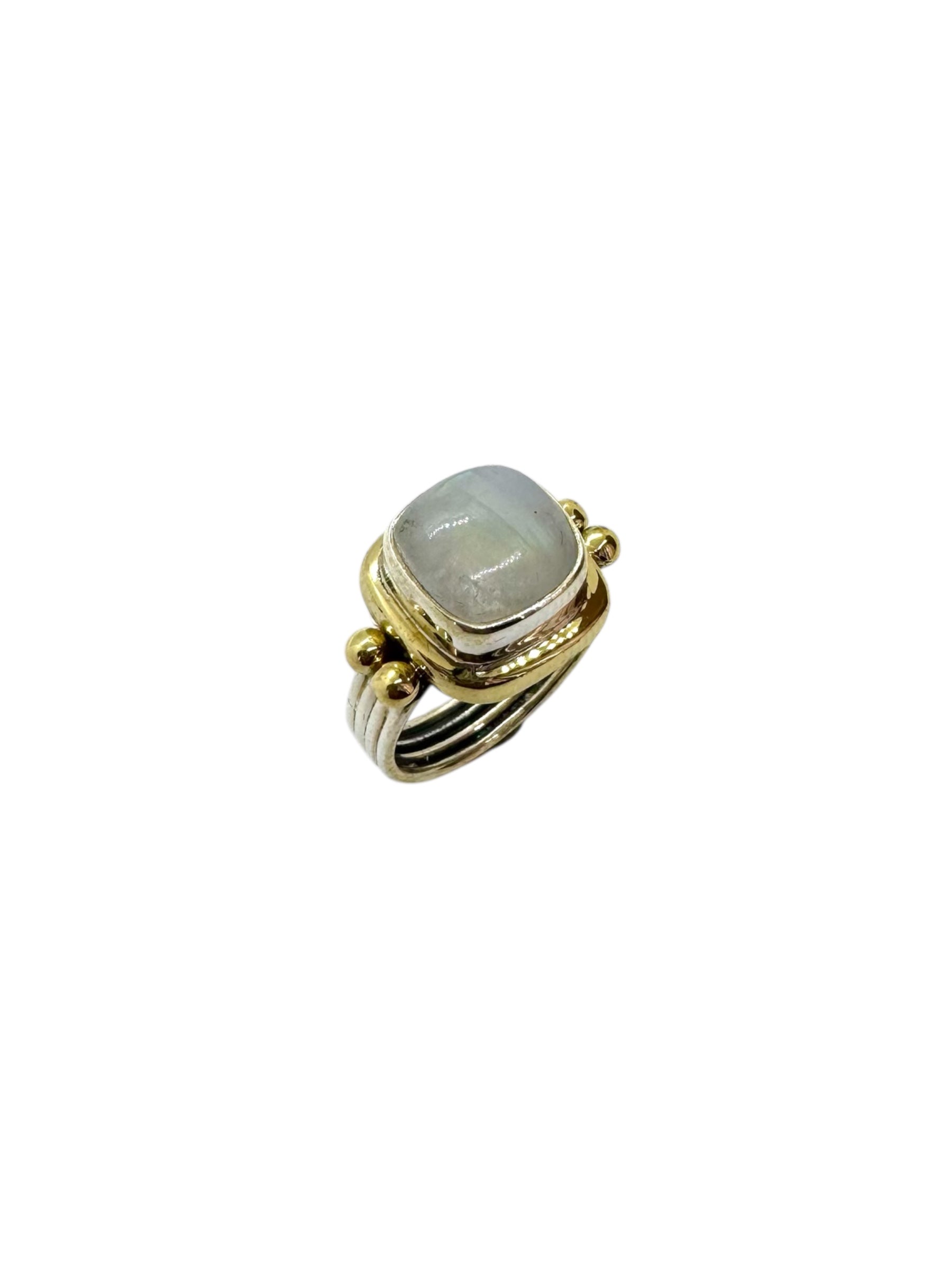 Cabochão quadrado de pedra lunar e detalhes em latão