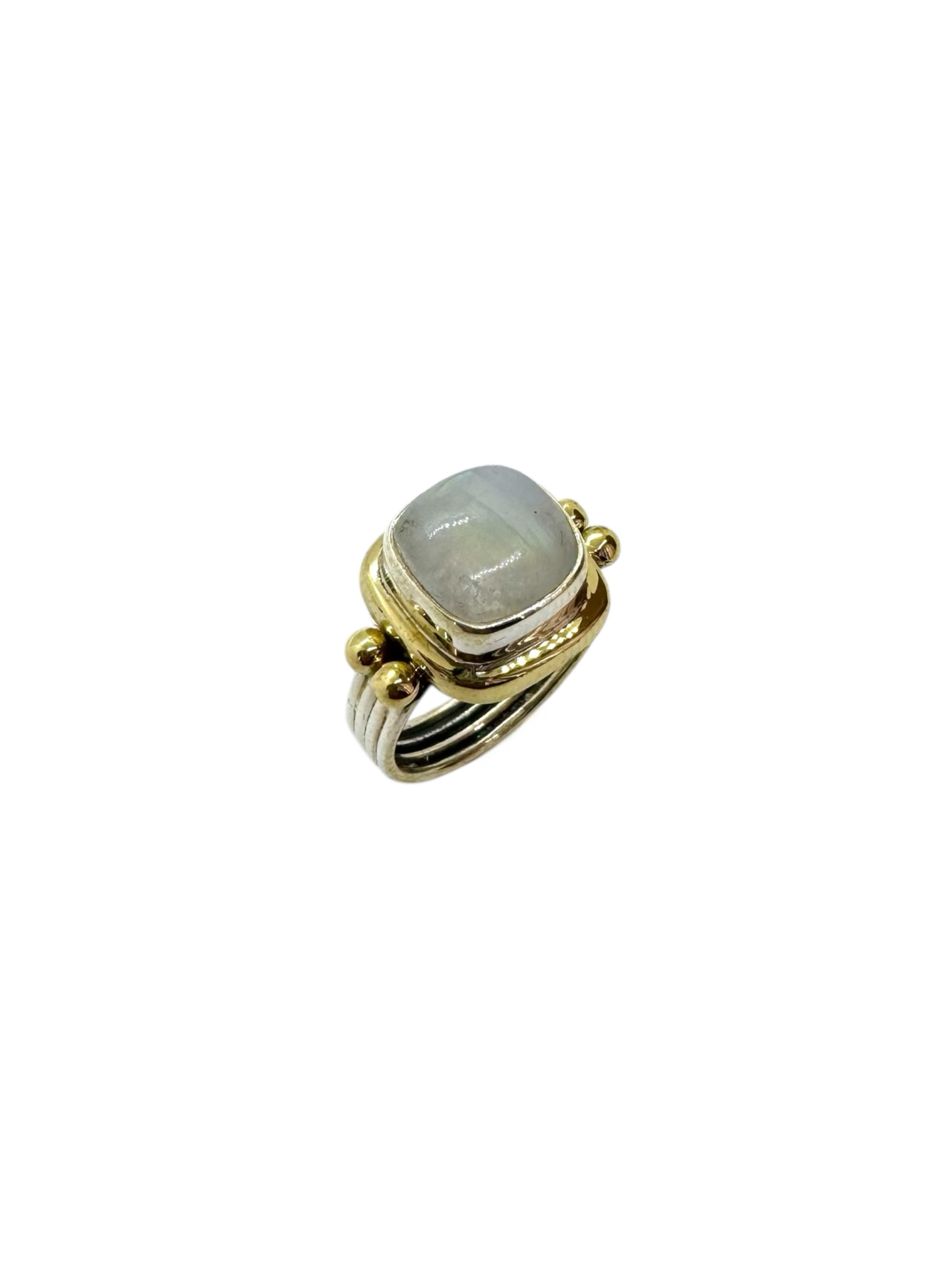 Cabochão quadrado de pedra lunar e detalhes em latão
