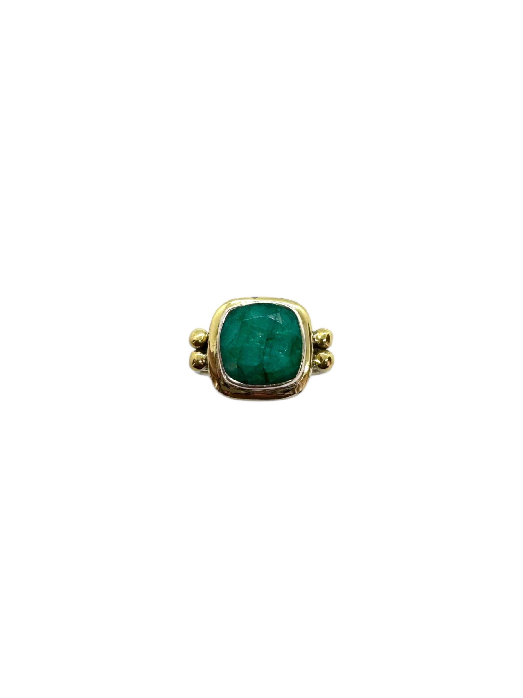 Cabochão quadrado esmeralda e detalhes em latão