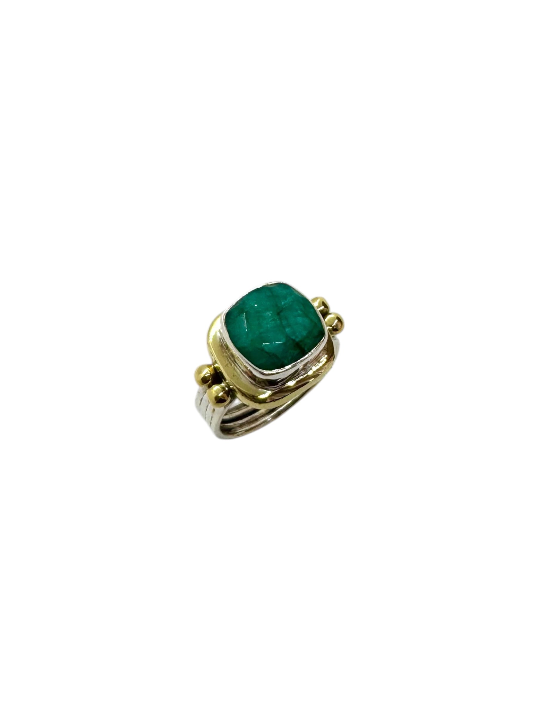 Cabochão quadrado esmeralda e detalhes em latão