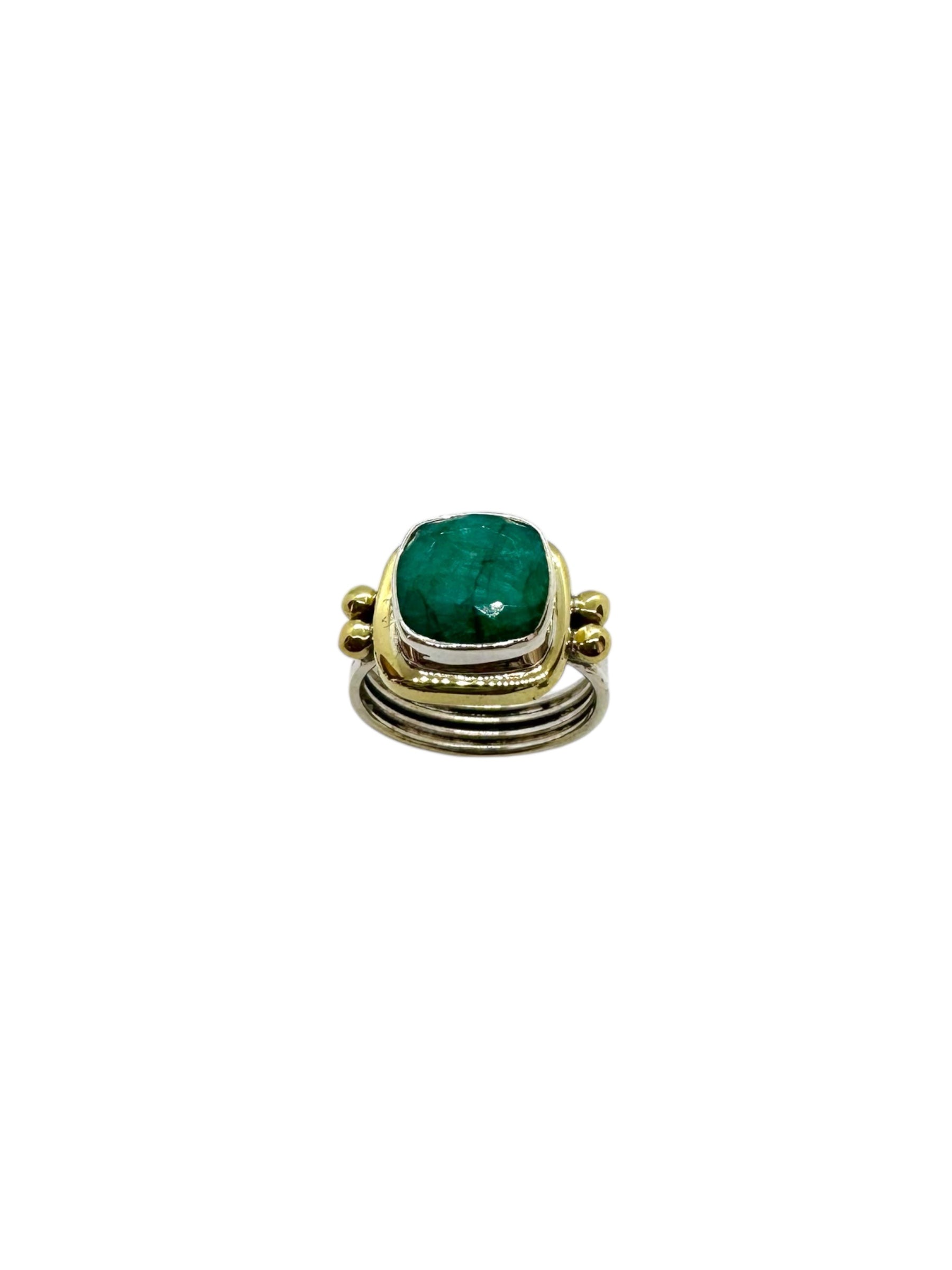Cabochão quadrado esmeralda e detalhes em latão