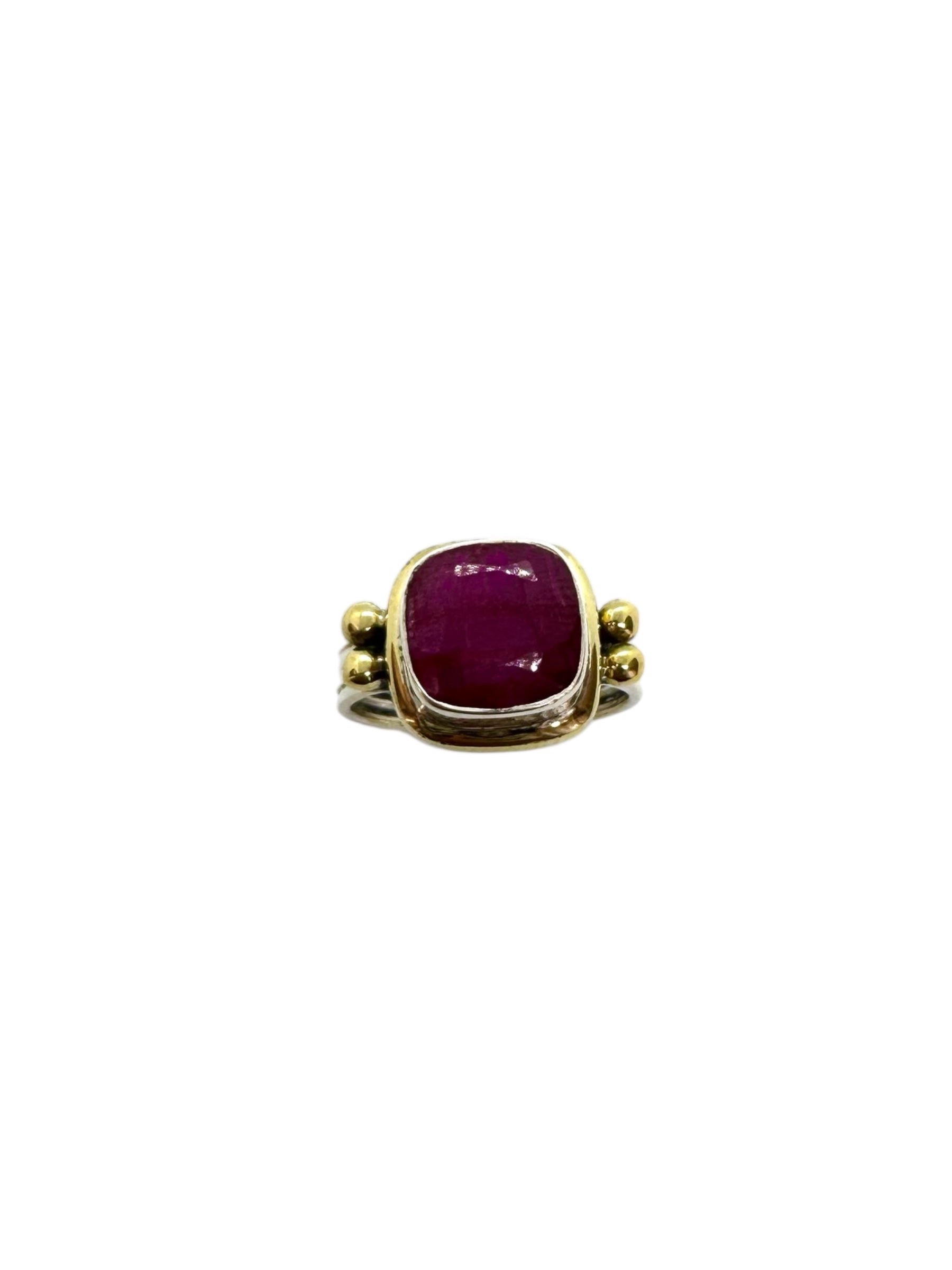 Cabochão quadrado rubi e detalhes em latão
