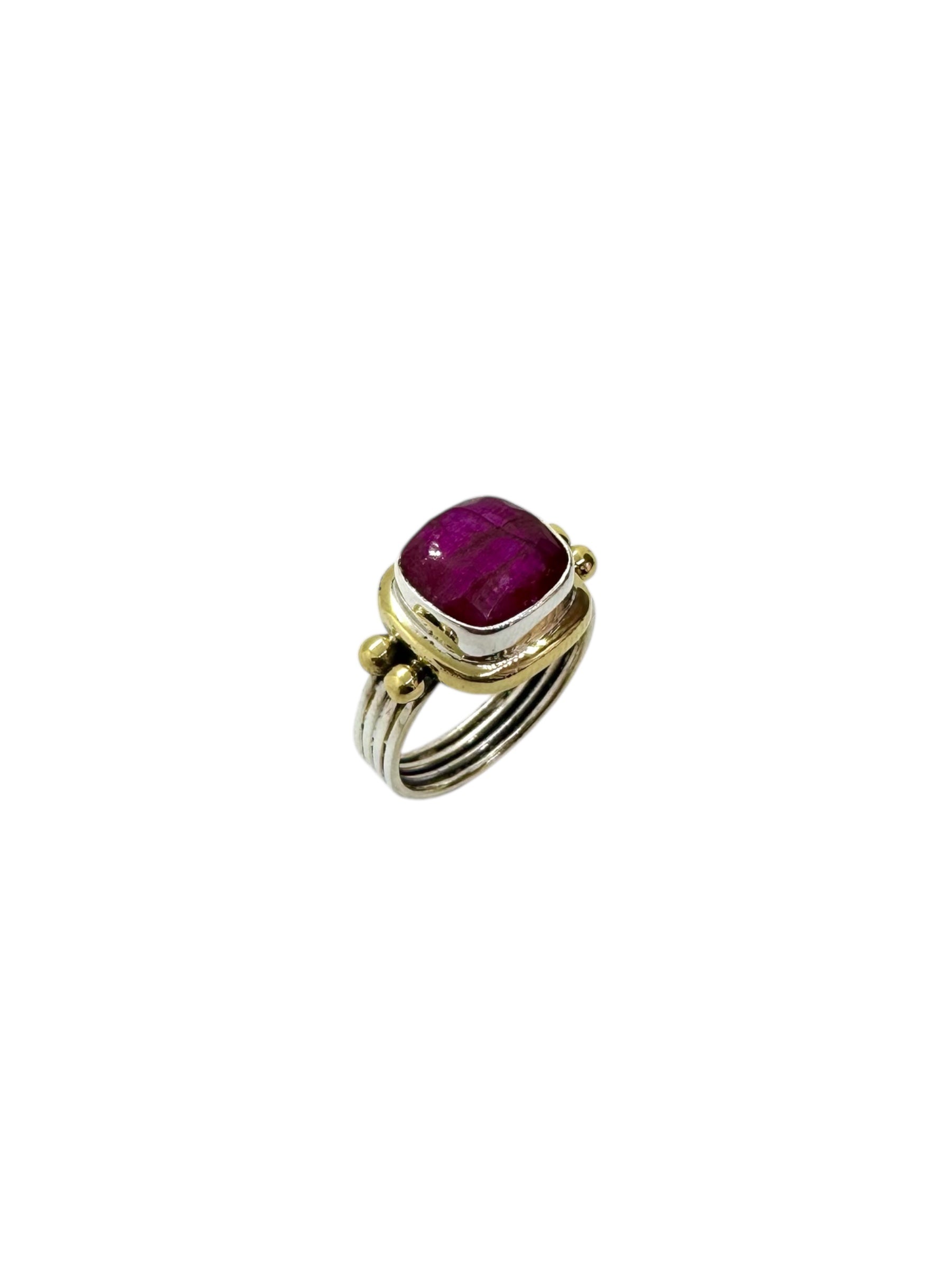 Cabochão quadrado rubi e detalhes em latão