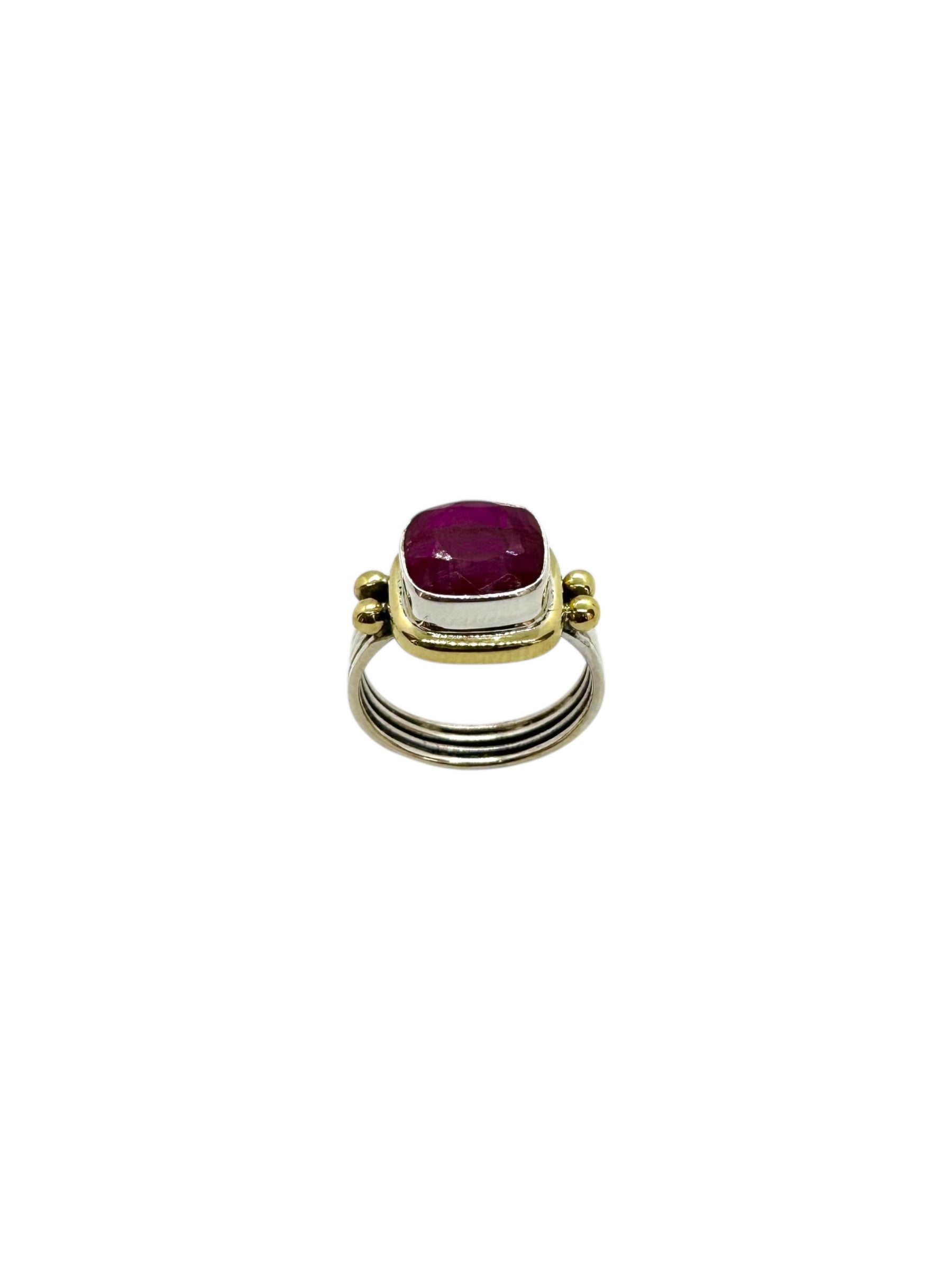 Cabochão quadrado rubi e detalhes em latão