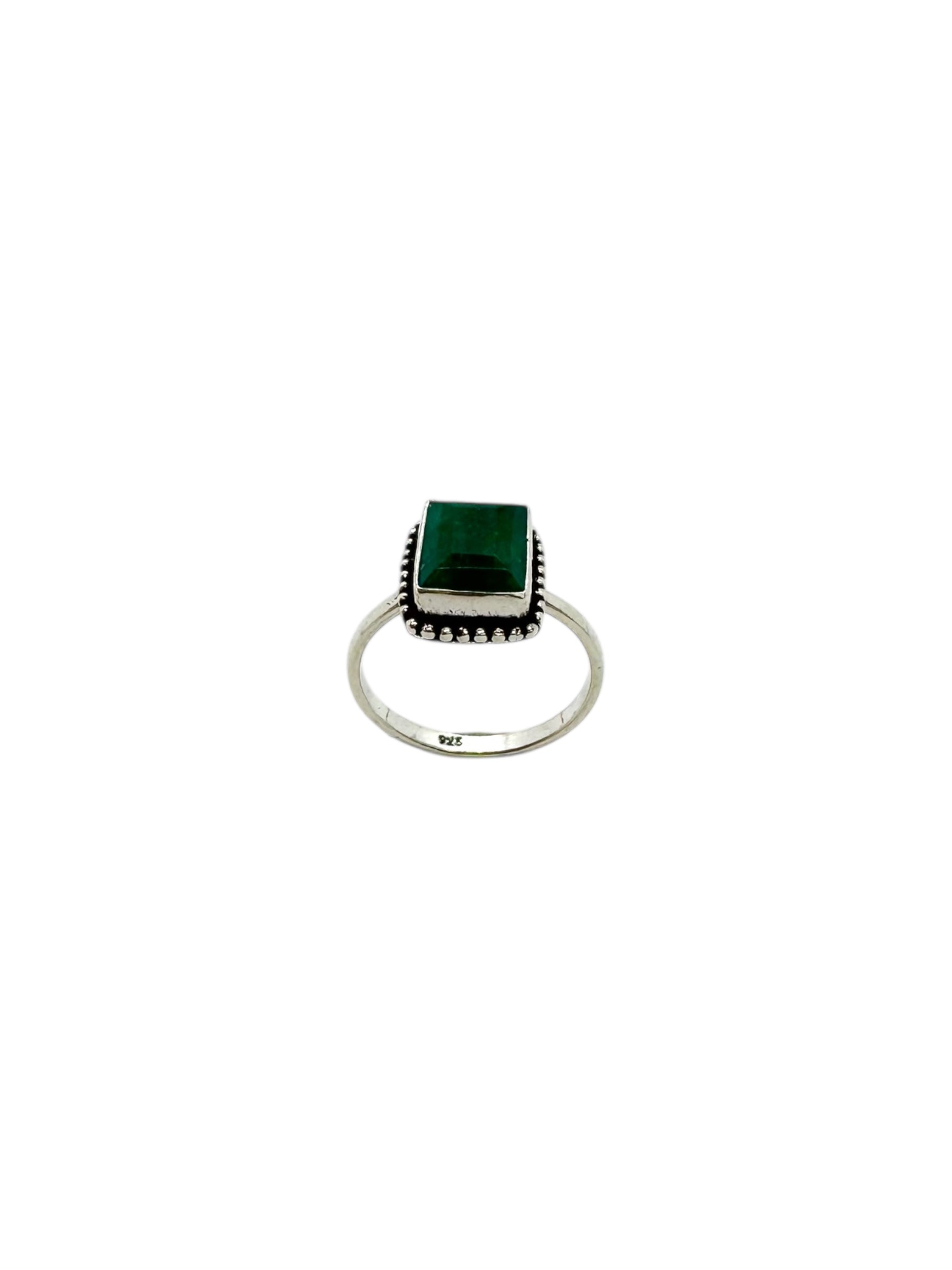 Cabochão retangular de esmeralda e prata de lei