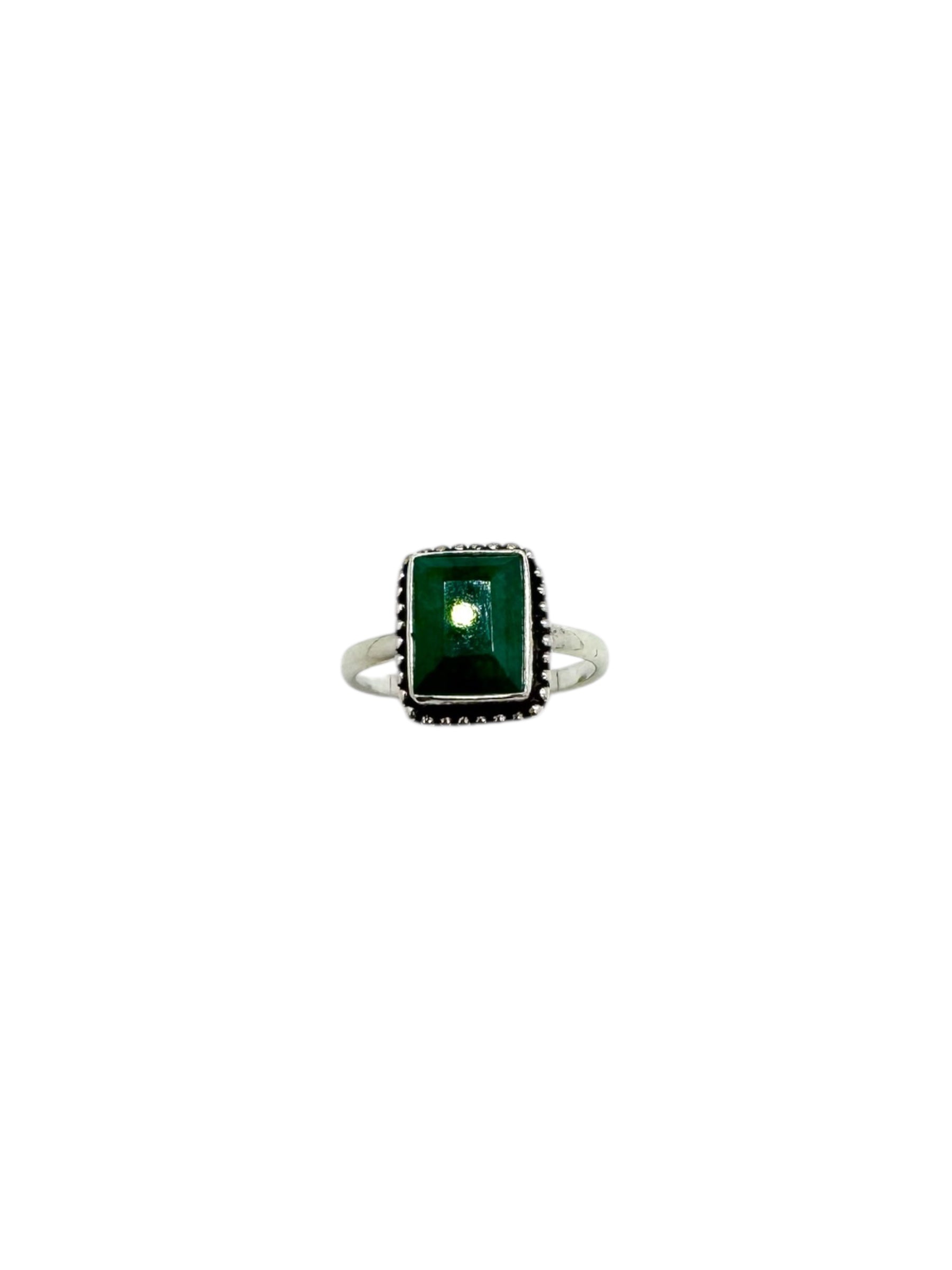 Cabochão retangular de esmeralda e prata de lei