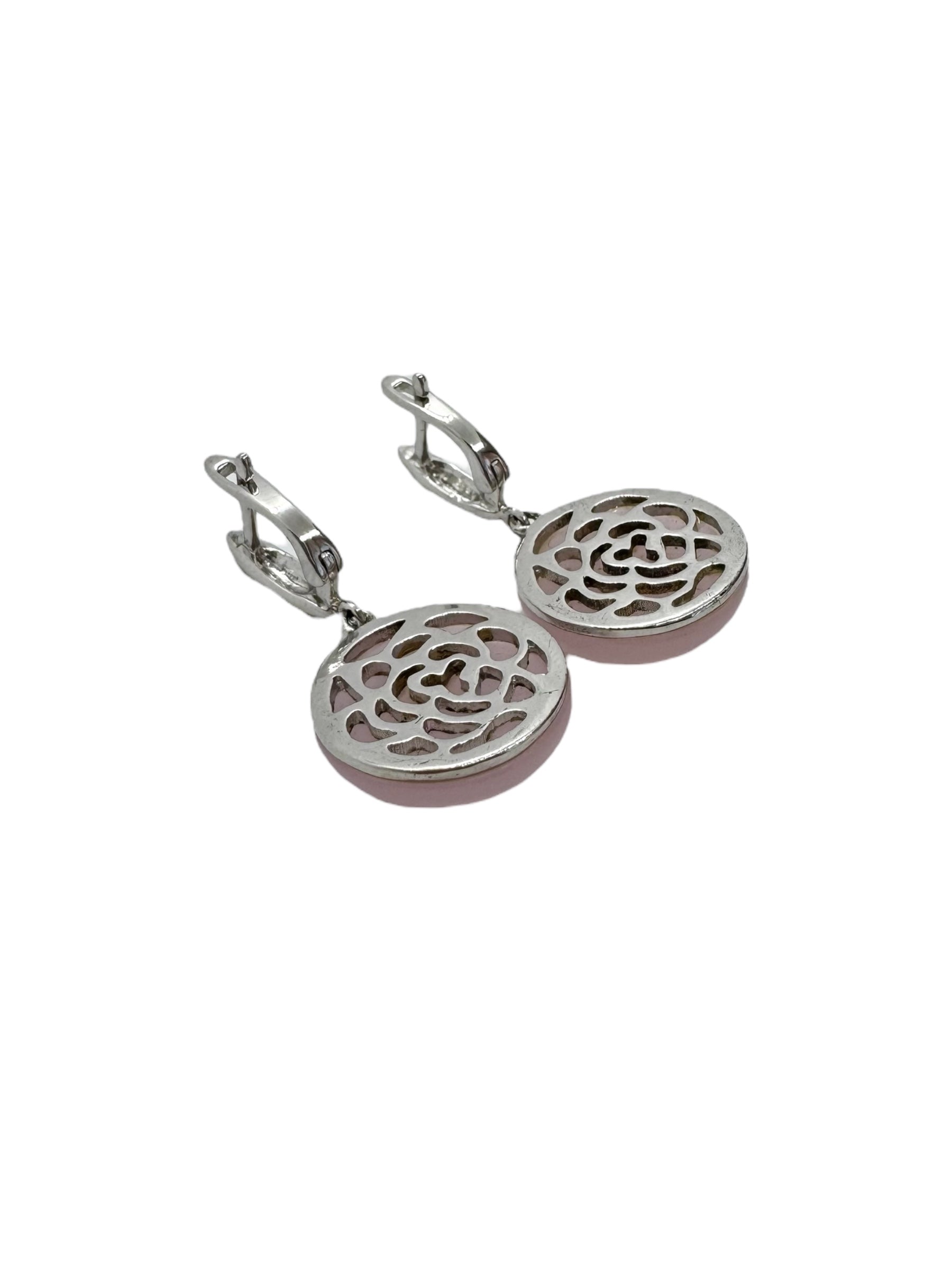 Cabochões de quartzo rosa e brincos de prata