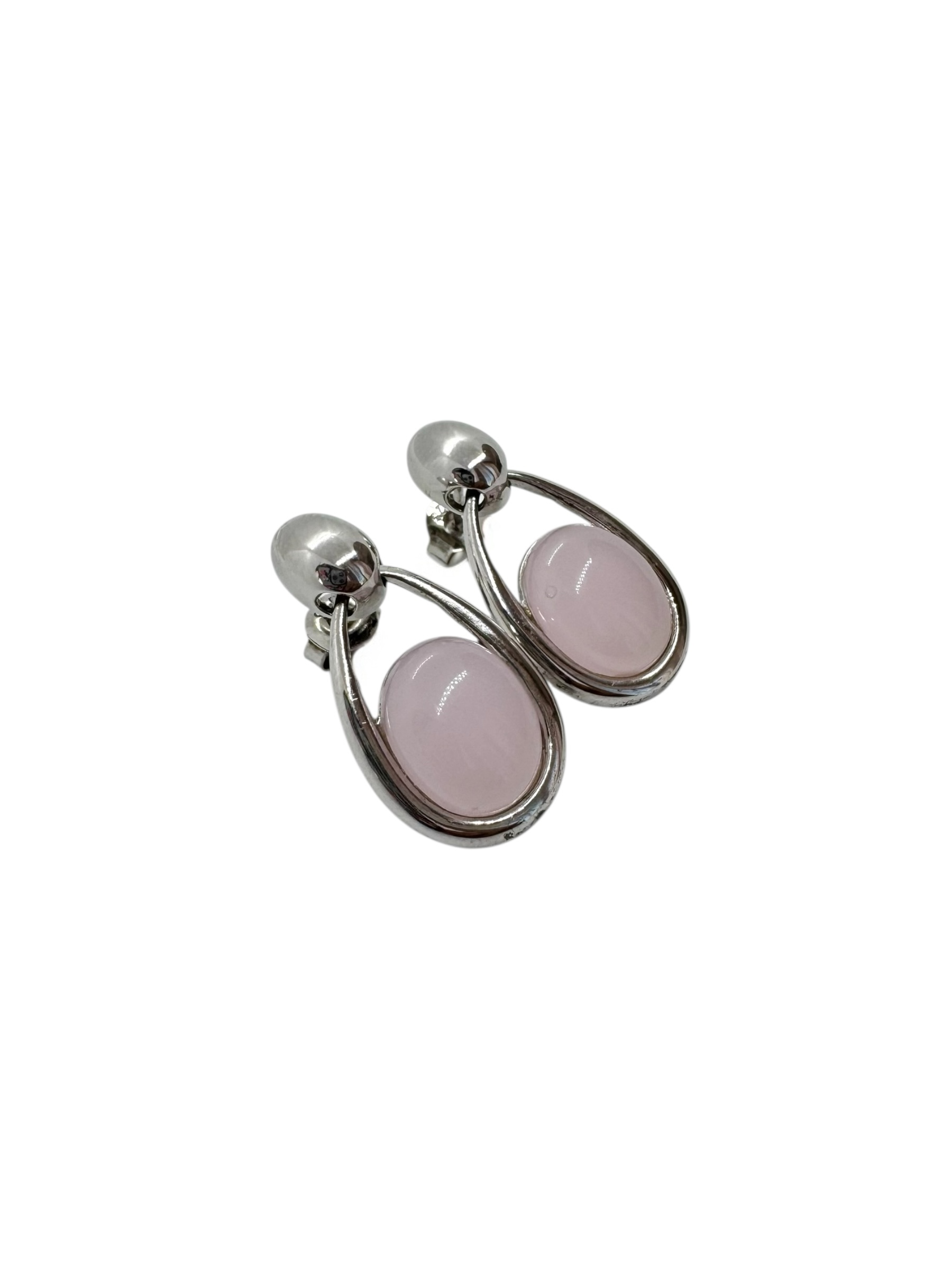Cabochões de quartzo rosa e brincos de prata