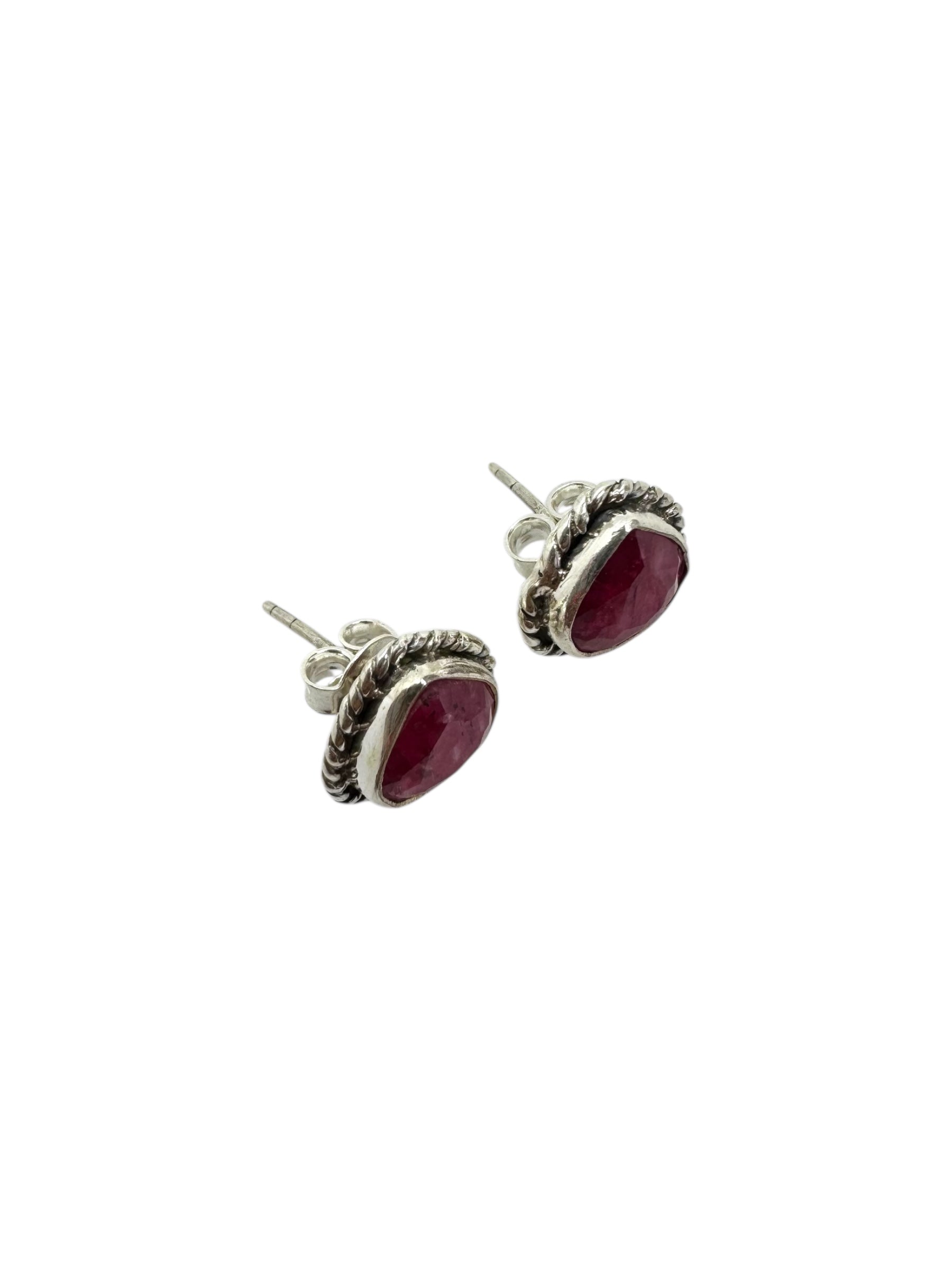 Brincos de rubi cabochão e prata