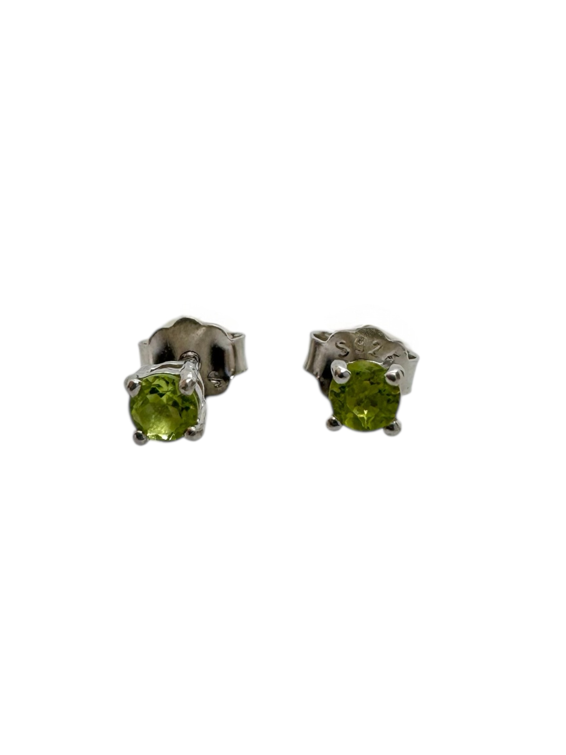 Brincos minimalistas de peridoto e prata