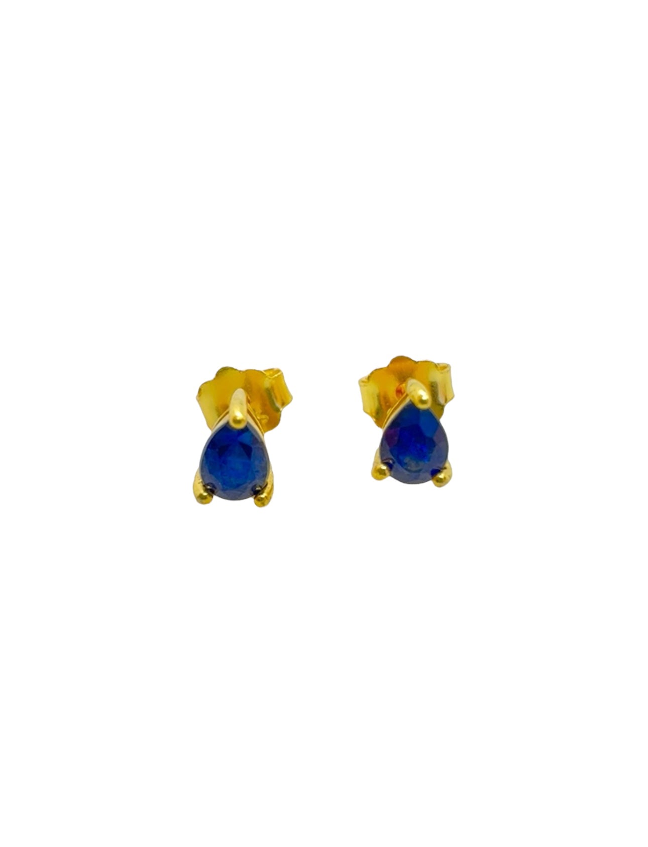 Brincos com prata banhada a ouro e safira azul facetada em forma de lágrima