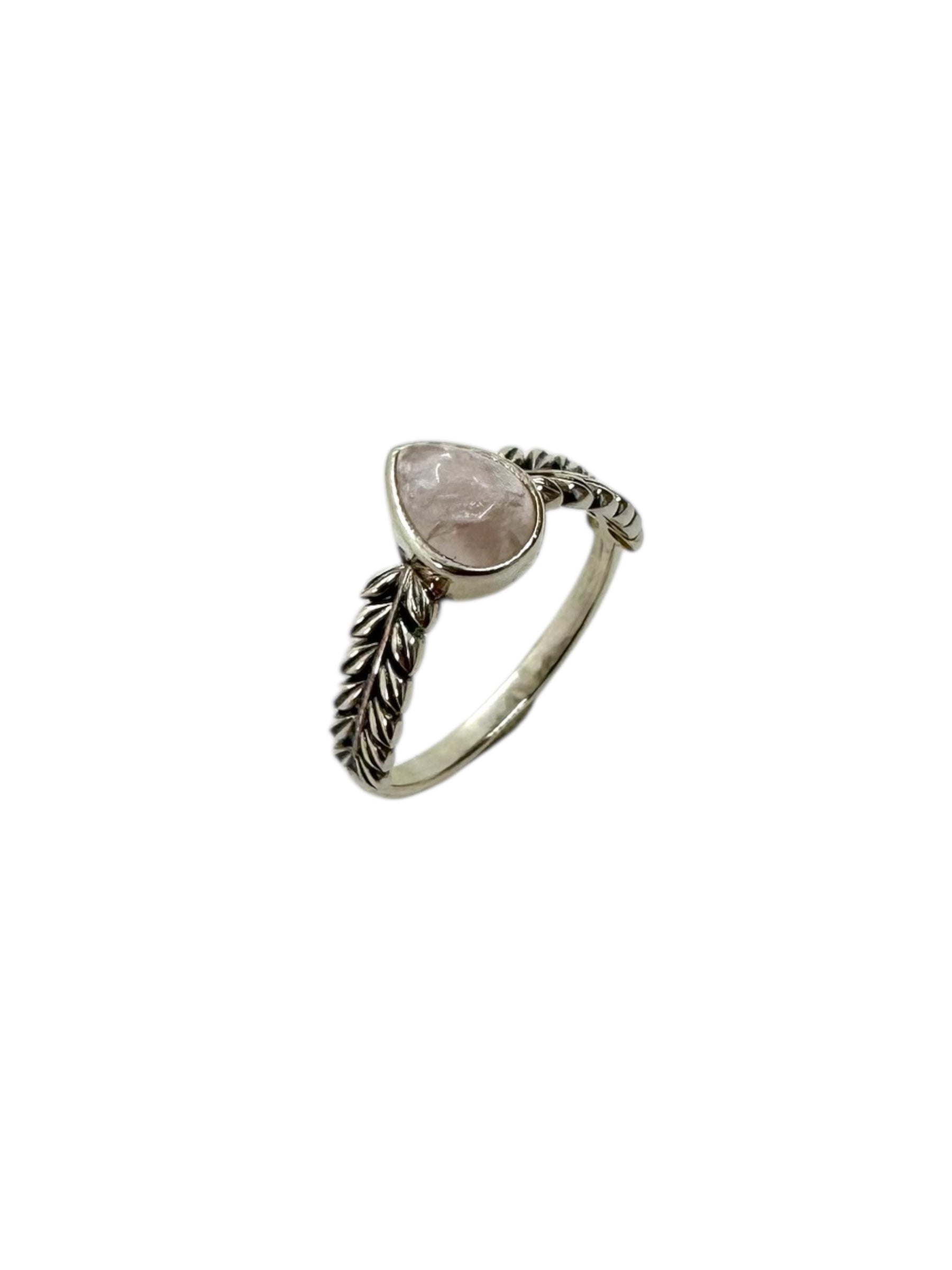 Anel Cabochão de Quartzo Rosa com Desenho de Folha de Prata