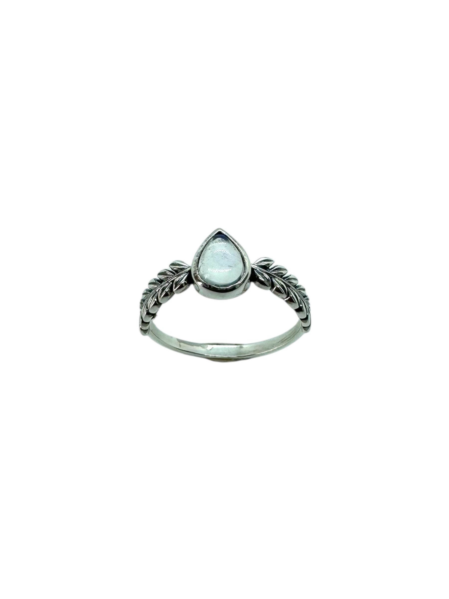 Anel cabochão de quartzo transparente em forma de lágrima com design de folha de prata