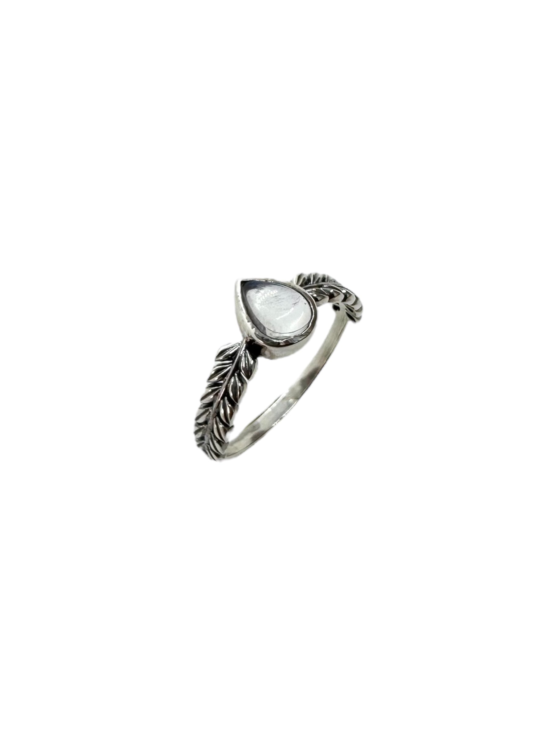 Anel cabochão de quartzo transparente em forma de lágrima com design de folha de prata