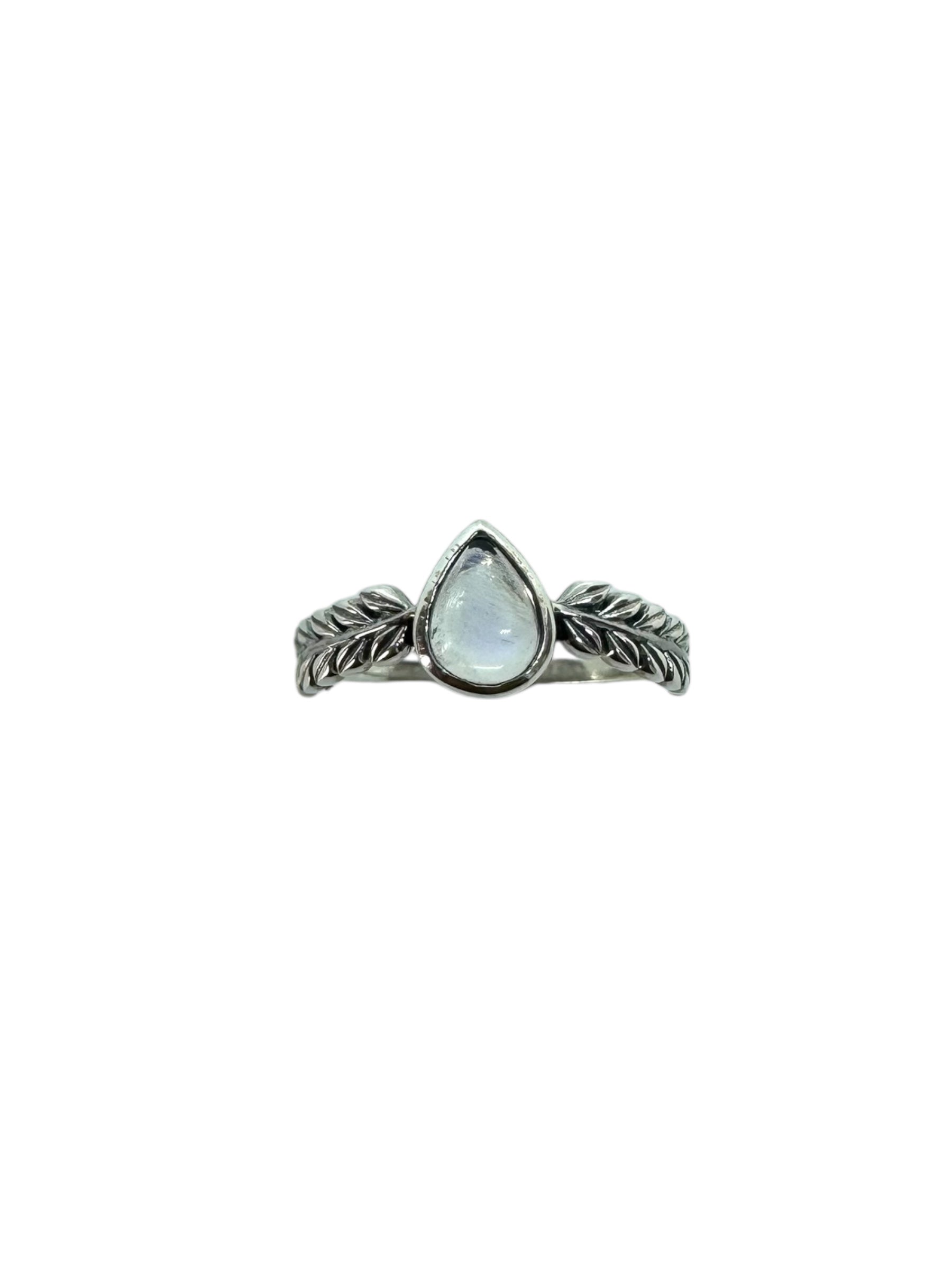 Anel cabochão de quartzo transparente em forma de lágrima com design de folha de prata