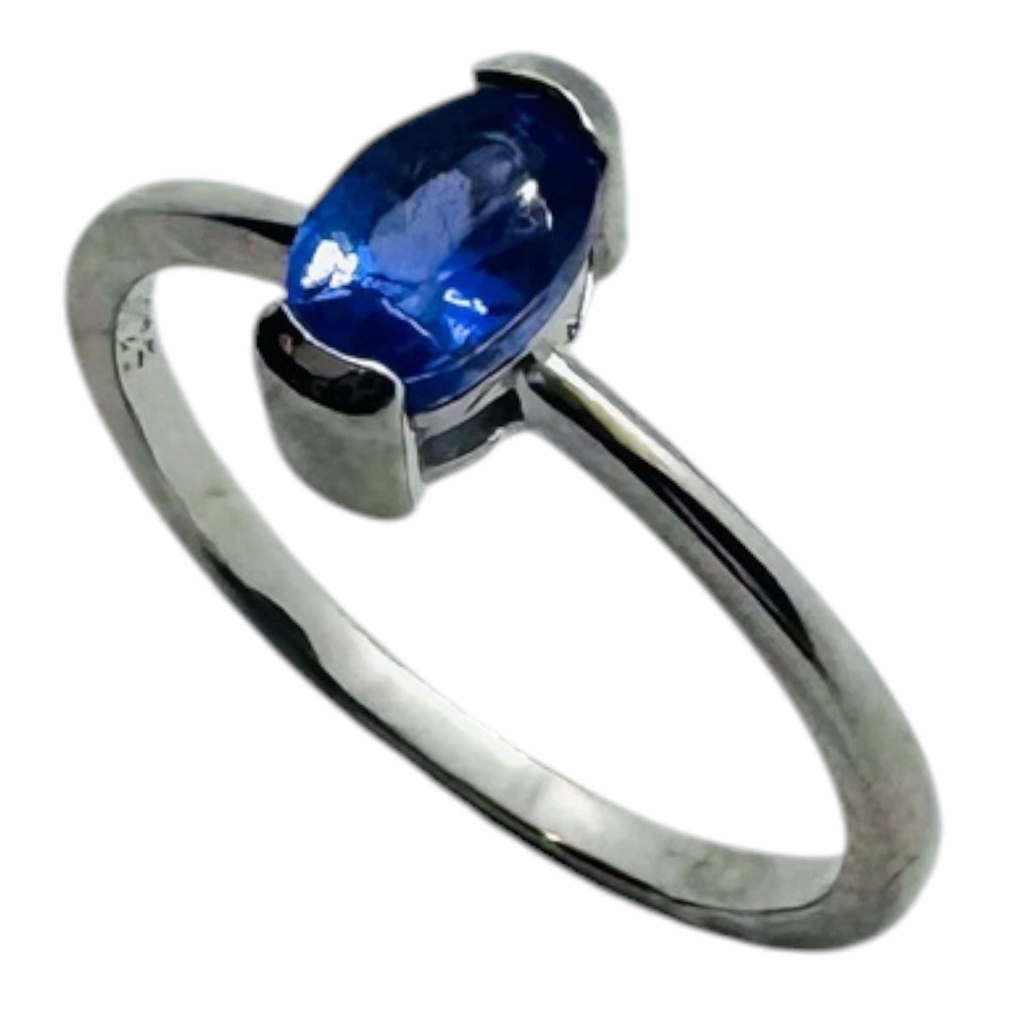 925 sterling silver ring with oval tanzanite